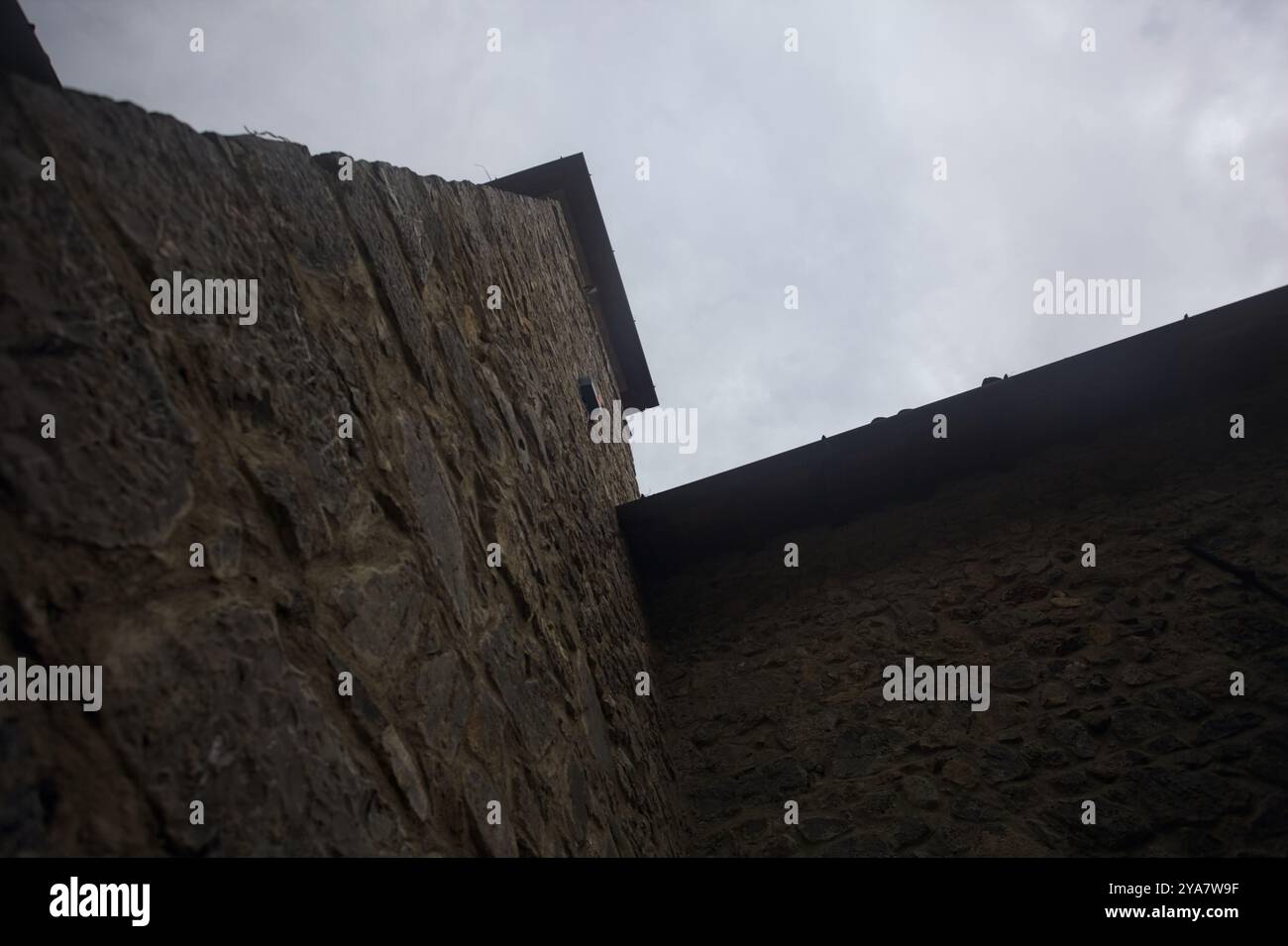 Glockenturm einer Kirche mit bewölktem Himmel als Hintergrund Stockfoto