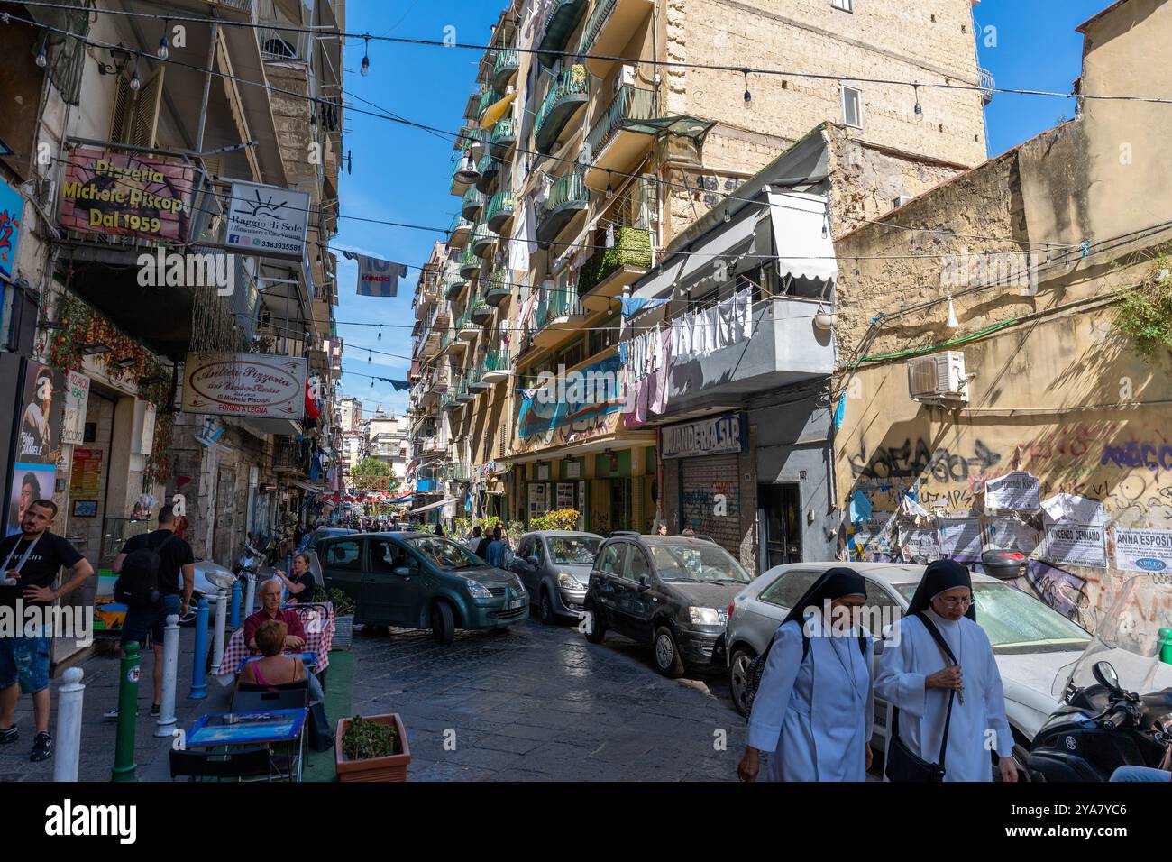 Neapel, Italien - 23. Mai 2024: Nonnen schlendern entlang einer malerischen Straße in Neapel. Stockfoto