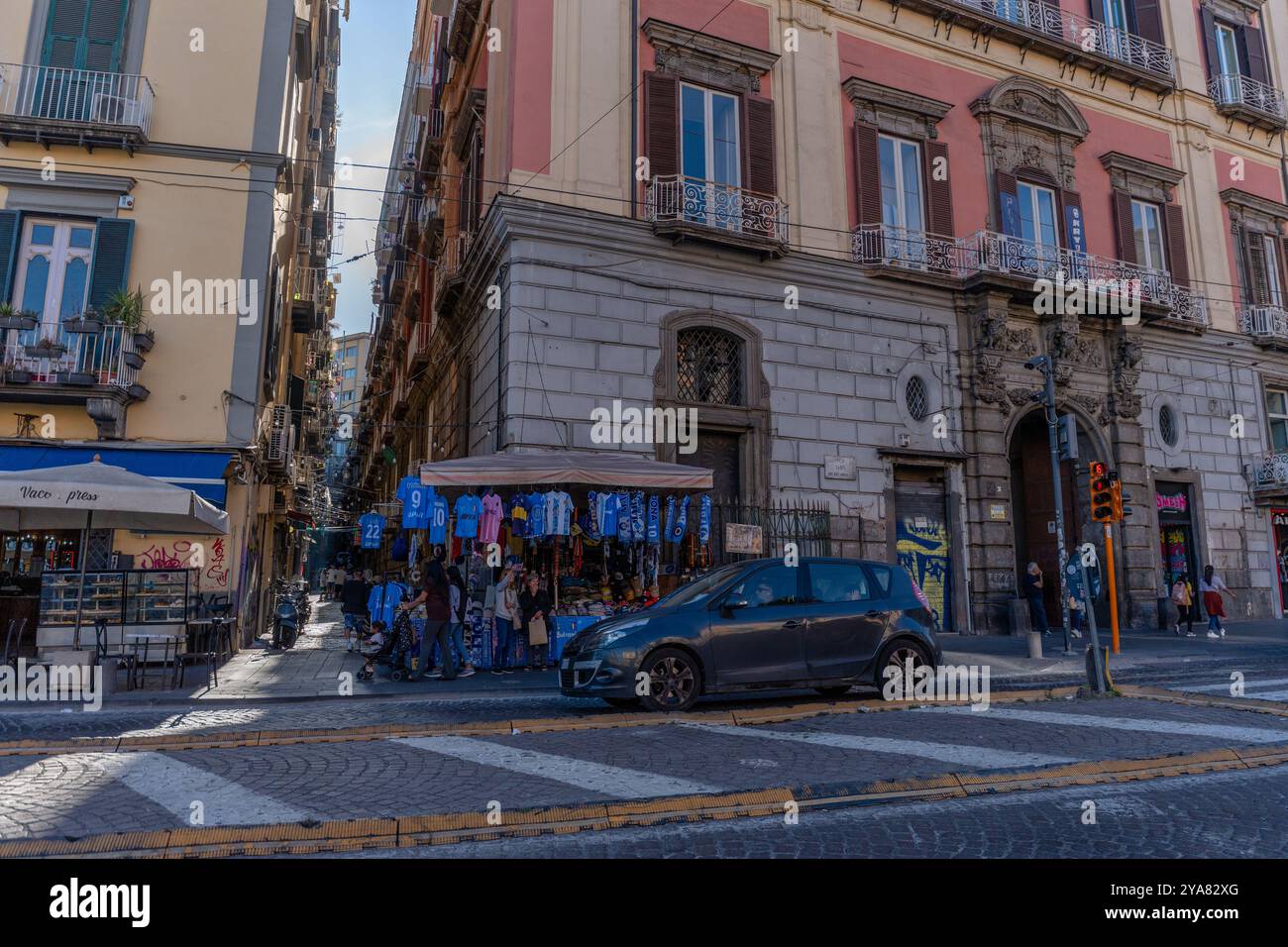 Neapel, Italien - 23. Mai 2024: Sonnige Gasse in Neapel mit historischem Charme. Stockfoto