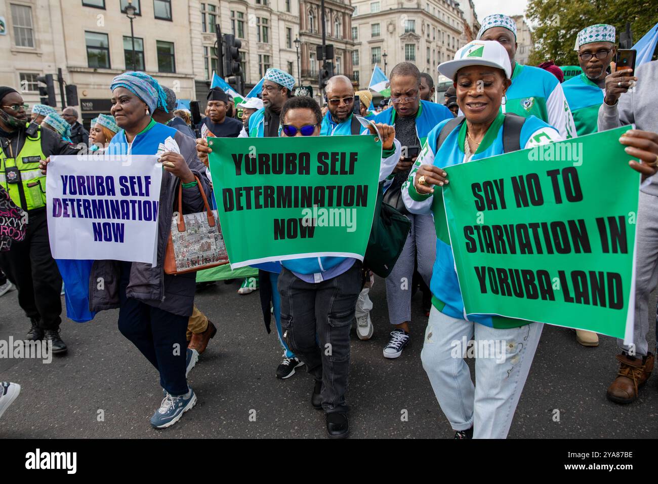 London, Großbritannien. Oktober 2024. Mitglieder der Yoruba Diaspora halten während der Demonstration Plakate. Mitglieder der Yoruba-Diaspora hielten in Zentral-London eine Demonstration ab, in der sie einen unabhängigen freien Staat von Nigeria forderten. Quelle: SOPA Images Limited/Alamy Live News Stockfoto