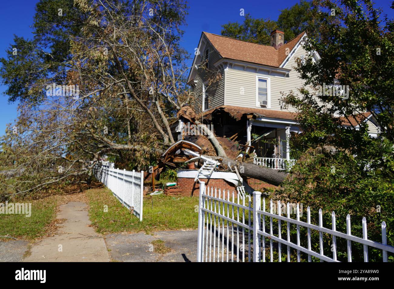 Greenville, Usa. Oktober 2024. Ein Haus, das durch den Hurrikan Helene am 11. Oktober 2024 in Greenville, South Carolina, beschädigt wurde. Quelle: Jevan Alves/FEMA Photo/Alamy Live News Stockfoto