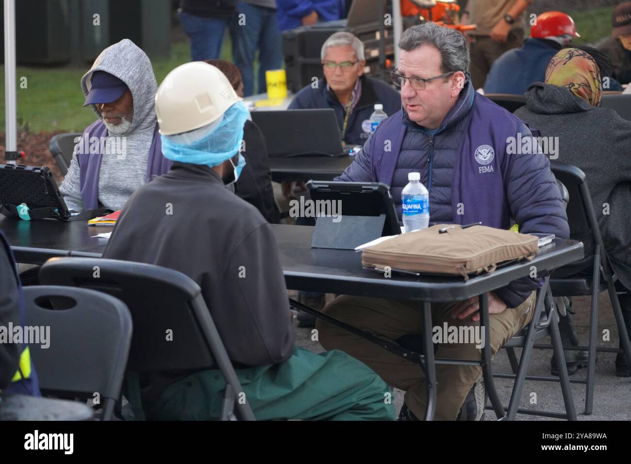 Batesburg, Usa. Oktober 2024. Ein FEMA-Notfallpersonal hilft den Opfern des Hurrikans Helene im FEMA Disaster Recovery Center, 11. Oktober 2024 in Batesburg, South Carolina. Quelle: Jevan Alves/FEMA Photo/Alamy Live News Stockfoto