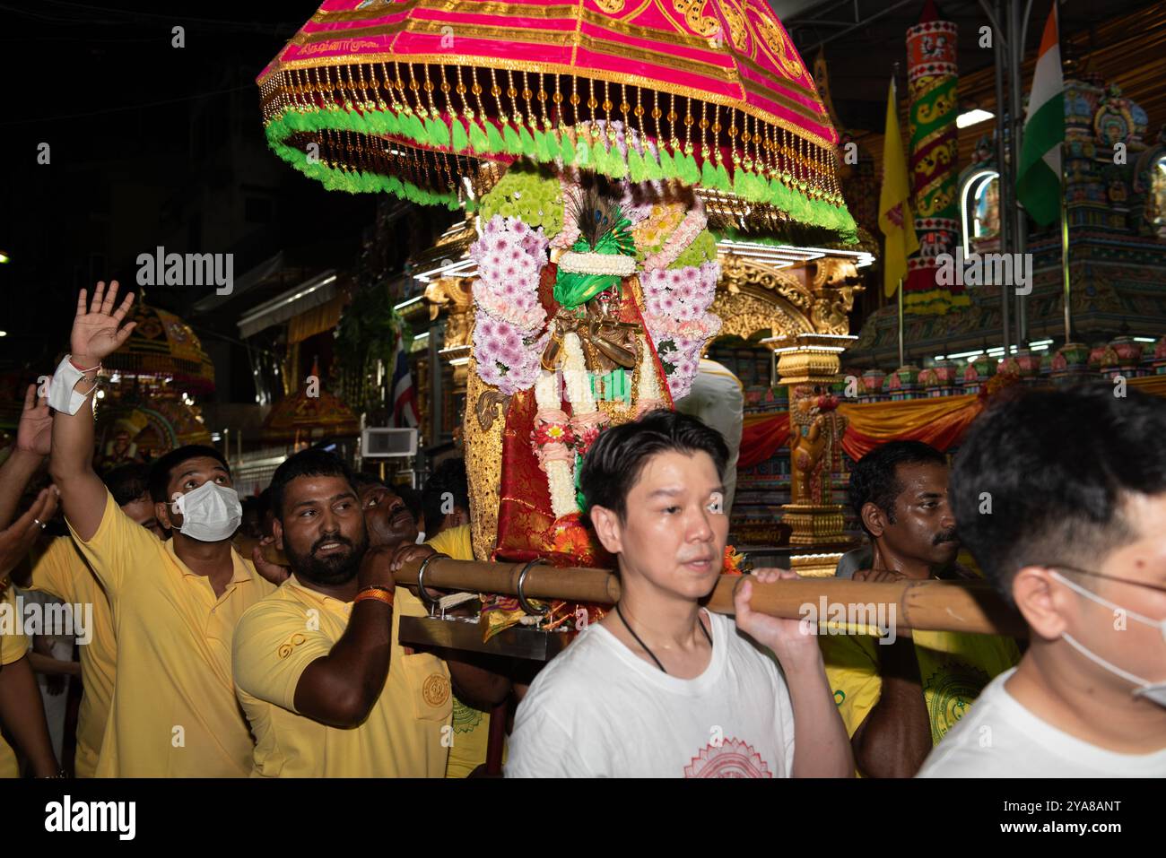 Bangkok, Thailand. Oktober 2024. Das Navaratri Festival, das größte hinduistische fest in Bangkok am Sri Maha Mariamman Tempel (Wat Khaek) Silom Road, thailand am 12. Oktober 2024. Der Höhepunkt ist die Parade Navratri Hindu Gott Uma Devi Nine. (Foto: Teera Noisakran/SIPA USA) Credit: SIPA USA/Alamy Live News Stockfoto