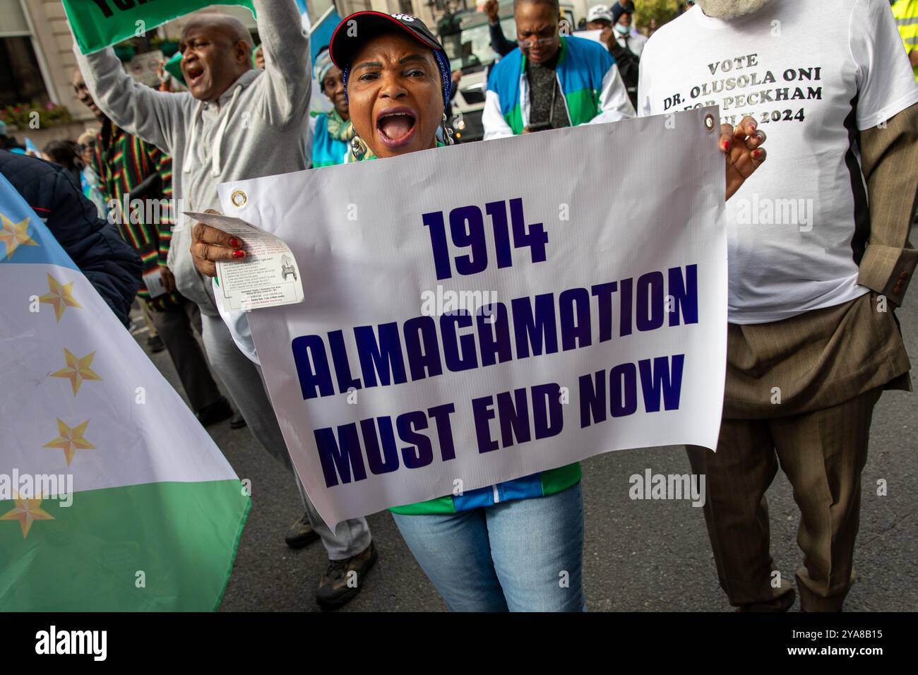 London, Großbritannien. Oktober 2024. Ein Yoruba-Demonstrant hält während der Kundgebung ein Plakat. Mitglieder der Yoruba-Diaspora hielten in Zentral-London eine Demonstration ab, in der sie einen unabhängigen freien Staat von Nigeria forderten. (Foto: James Willoughby/SOPA Images/SIPA USA) Credit: SIPA USA/Alamy Live News Stockfoto