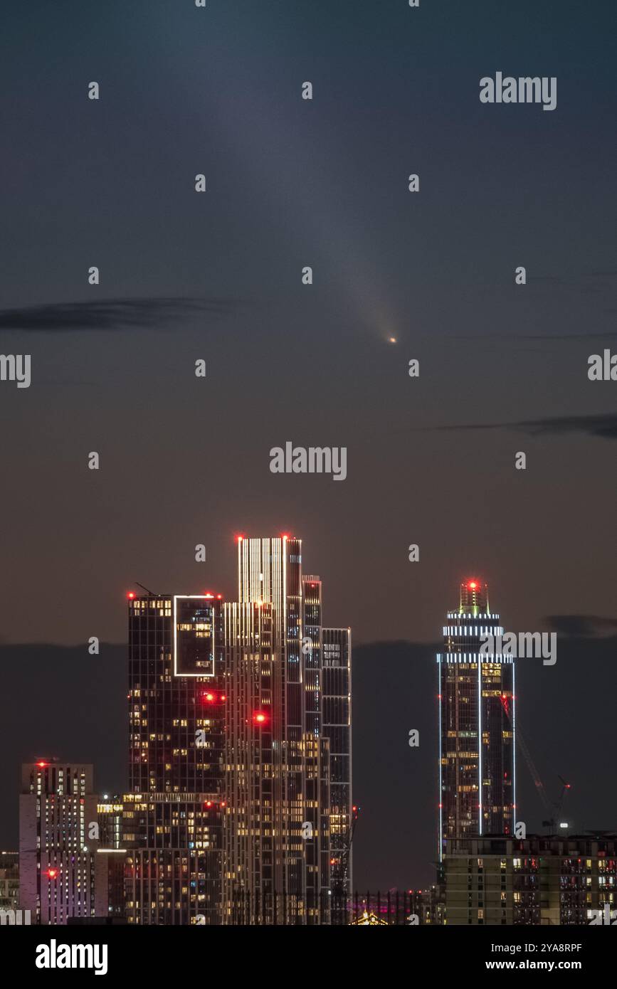 London, Großbritannien. Oktober 2024. Wetter in Großbritannien: Der Komet A3, auch bekannt als Tsuchinshan-ATLAS, wird über der Skyline von London kurz nach Sonnenuntergang auf der nördlichen Hemisphäre sichtbar, da er sich in einer Entfernung von 44 Millionen Kilometern von der Erde befindet. Der Komet A3 besucht alle 80.000 Jahre das innere Sonnensystem und wäre als „Komet des Jahrhunderts“ noch sichtbar gewesen, als die Neandtaler noch lebten. Der Komet wurde im Januar 2023 von zwei Observatorien entdeckt – dem chinesischen Tsuchinshan Observatory und dem südafrikanischen ATLAS Observatory. Es wurde nach beiden benannt. Guy Corbishley/Alamy Live News Stockfoto
