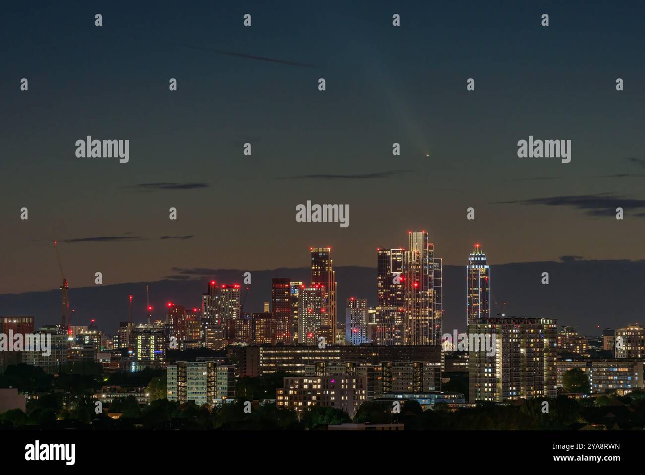 London, Großbritannien. Oktober 2024. Wetter in Großbritannien: Der Komet A3, auch bekannt als Tsuchinshan-ATLAS, wird über der Skyline von London kurz nach Sonnenuntergang auf der nördlichen Hemisphäre sichtbar, da er sich in einer Entfernung von 44 Millionen Kilometern von der Erde befindet. Der Komet A3 besucht alle 80.000 Jahre das innere Sonnensystem und wäre als „Komet des Jahrhunderts“ noch sichtbar gewesen, als die Neandtaler noch lebten. Der Komet wurde im Januar 2023 von zwei Observatorien entdeckt – dem chinesischen Tsuchinshan Observatory und dem südafrikanischen ATLAS Observatory. Es wurde nach beiden benannt. Guy Corbishley/Alamy Live News Stockfoto