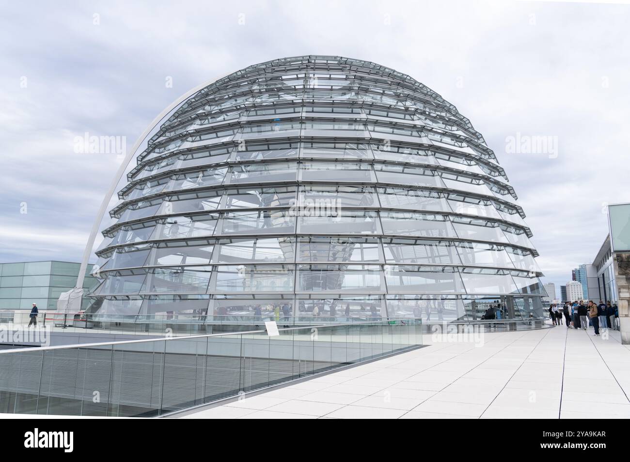 Reichstagskuppel – ist eine Glaskuppel, die auf einem überdachten, wiederaufgebauten Reichstagsgebäude in Berlin errichtet wurde. Sitz des Bundestages. Stockfoto