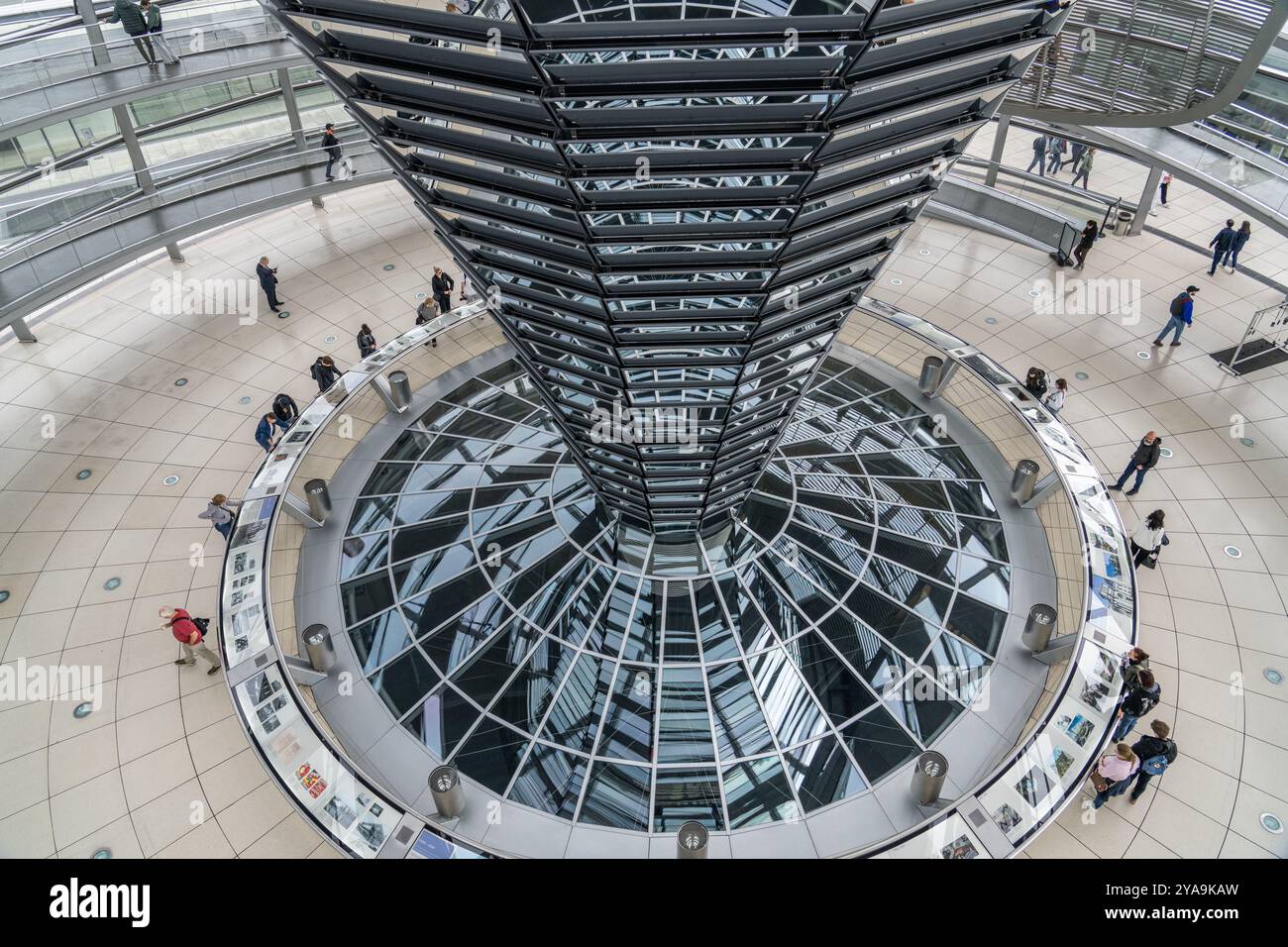 Reichstagskuppel – ist eine Glaskuppel, die auf einem überdachten, wiederaufgebauten Reichstagsgebäude in Berlin errichtet wurde. Sitz des Bundestages. Stockfoto