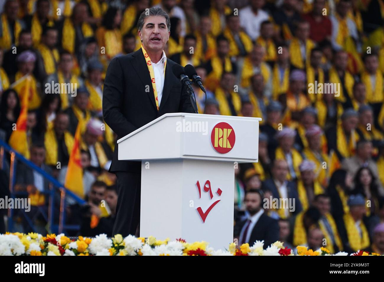 Duhok, Irak. Oktober 2024. Nechirvan Barzani, erster Stellvertreter der Kurdischen Demokratischen Partei (KDP/PDK), spricht mit seinen Anhängern während einer Parteikundgebung vor den Wahlen zum Kurdischen Regionalparlament im Duhok International Stadium. Bei den für den 20. Oktober geplanten Wahlen treten 1.191 Kandidaten um 100 Sitze im Regionalparlament Kurdistan an. Quelle: SOPA Images Limited/Alamy Live News Stockfoto
