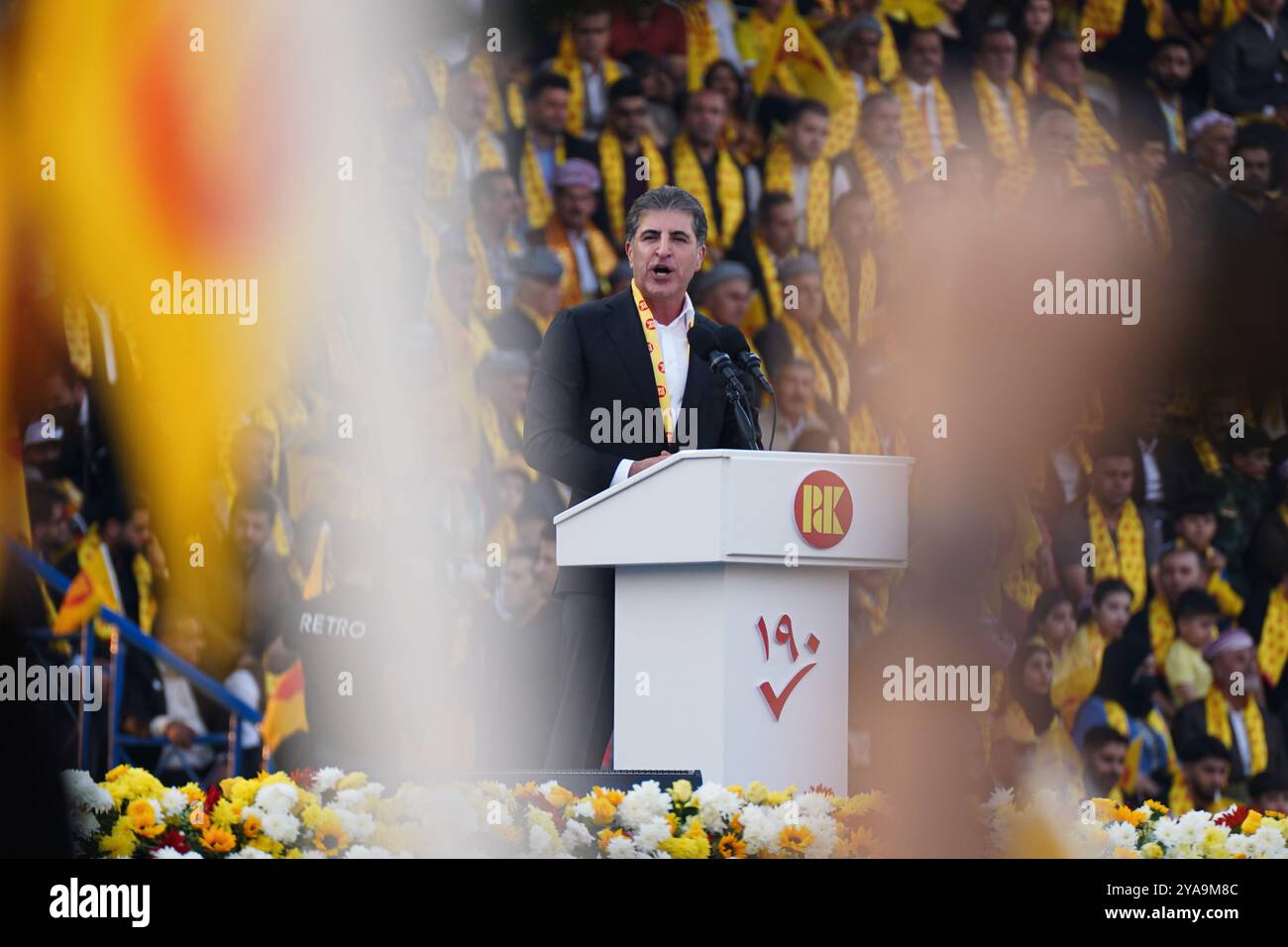 Duhok, Irak. Oktober 2024. Nechirvan Barzani, erster Stellvertreter der Kurdischen Demokratischen Partei (KDP/PDK), spricht mit seinen Anhängern während einer Parteikundgebung vor den Wahlen zum Kurdischen Regionalparlament im Duhok International Stadium. Bei den für den 20. Oktober geplanten Wahlen treten 1.191 Kandidaten um 100 Sitze im Regionalparlament Kurdistan an. Quelle: SOPA Images Limited/Alamy Live News Stockfoto