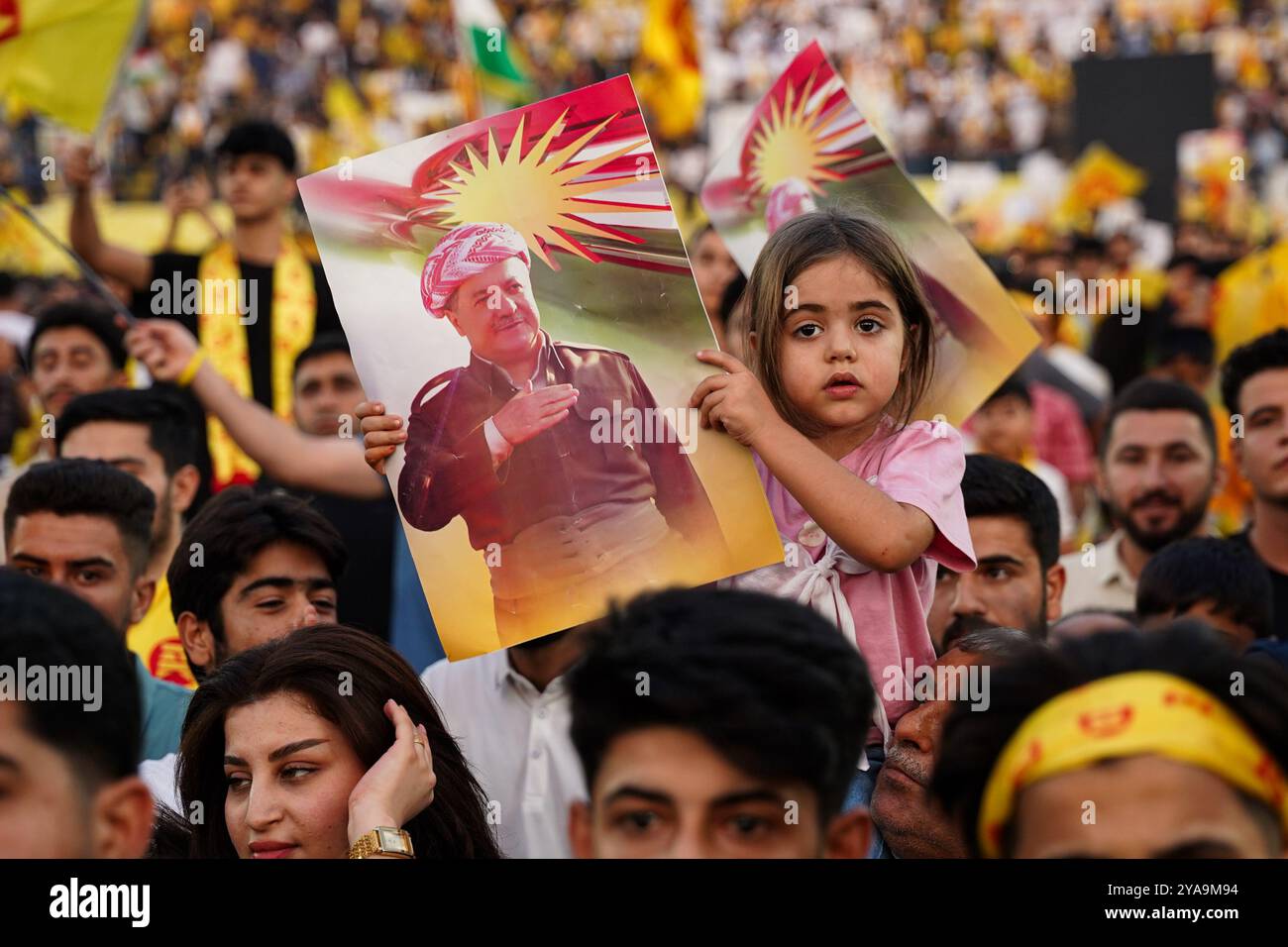 Duhok, Irak. Oktober 2024. Ein junger Unterstützer der Kurdischen Demokratischen Partei (KDP/PDK) hält ein Bild des KDP-Führers Masoud Barzani während einer Parteikundgebung vor den Wahlen zum Kurdischen Regionalparlament im Duhok International Stadium. Bei den für den 20. Oktober geplanten Wahlen treten 1.191 Kandidaten um 100 Sitze im Regionalparlament Kurdistan an. Quelle: SOPA Images Limited/Alamy Live News Stockfoto