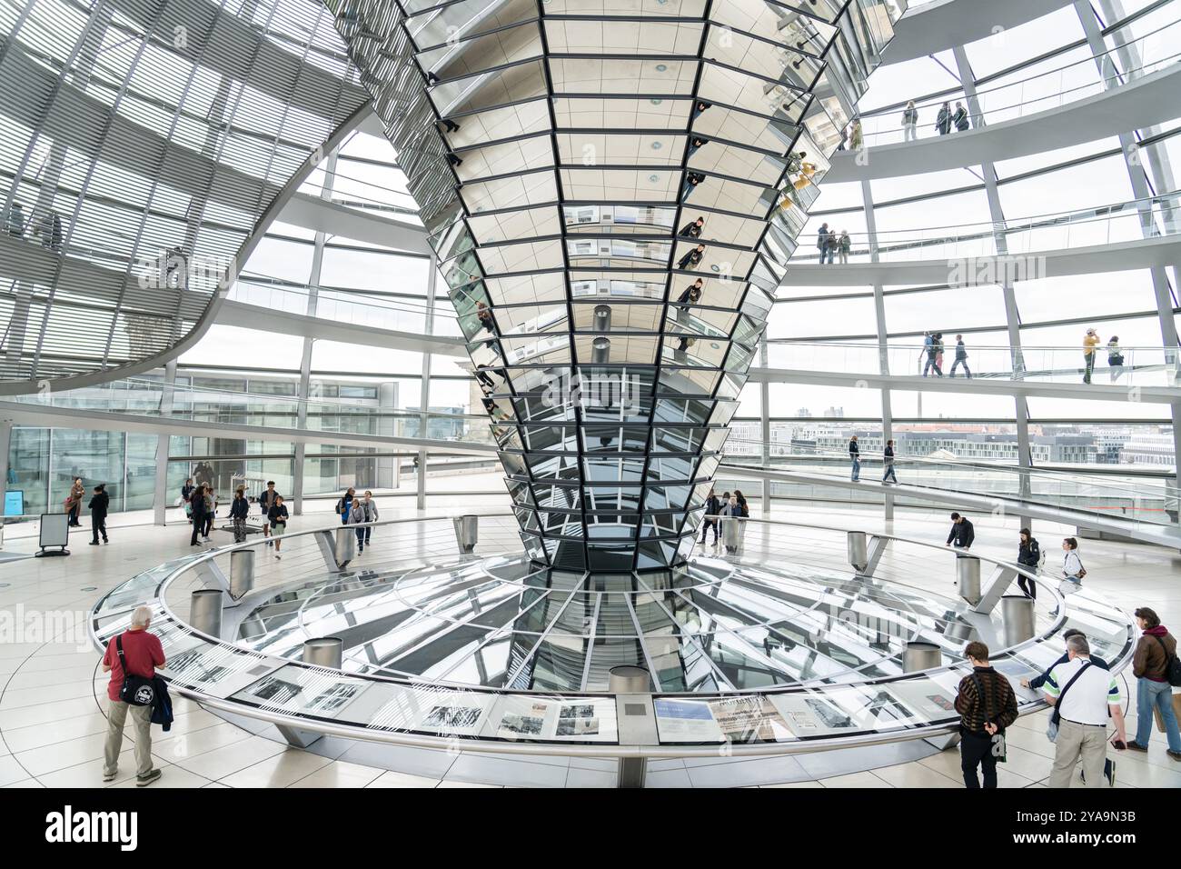 Reichstagskuppel – ist eine Glaskuppel, die auf einem überdachten, wiederaufgebauten Reichstagsgebäude in Berlin errichtet wurde. Sitz des Bundestages. Stockfoto