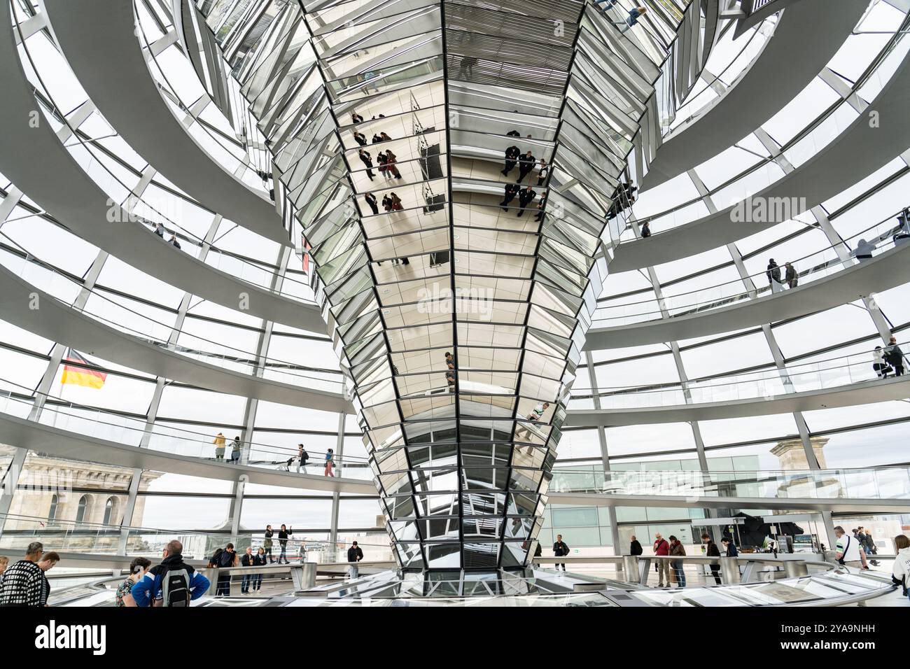 Reichstagskuppel – ist eine Glaskuppel, die auf einem überdachten, wiederaufgebauten Reichstagsgebäude in Berlin errichtet wurde. Sitz des Bundestages. Stockfoto