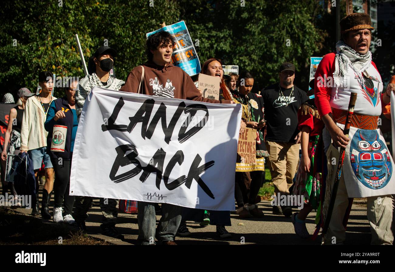 Boston, Massachusetts, USA. 12. Oktober 2024. März zum Tag der indigenen Völker. Etwa 100 Ureinwohner versammelten sich am Boston Common im Zentrum von Boston und marschierten durch das Zentrum der Stadt, um den Tag der Indigenen Völker zu unterstützen, der den Columbus Day am zweiten Montag im Oktober ersetzte. Quelle: Chuck Nacke / Alamy Live News Stockfoto