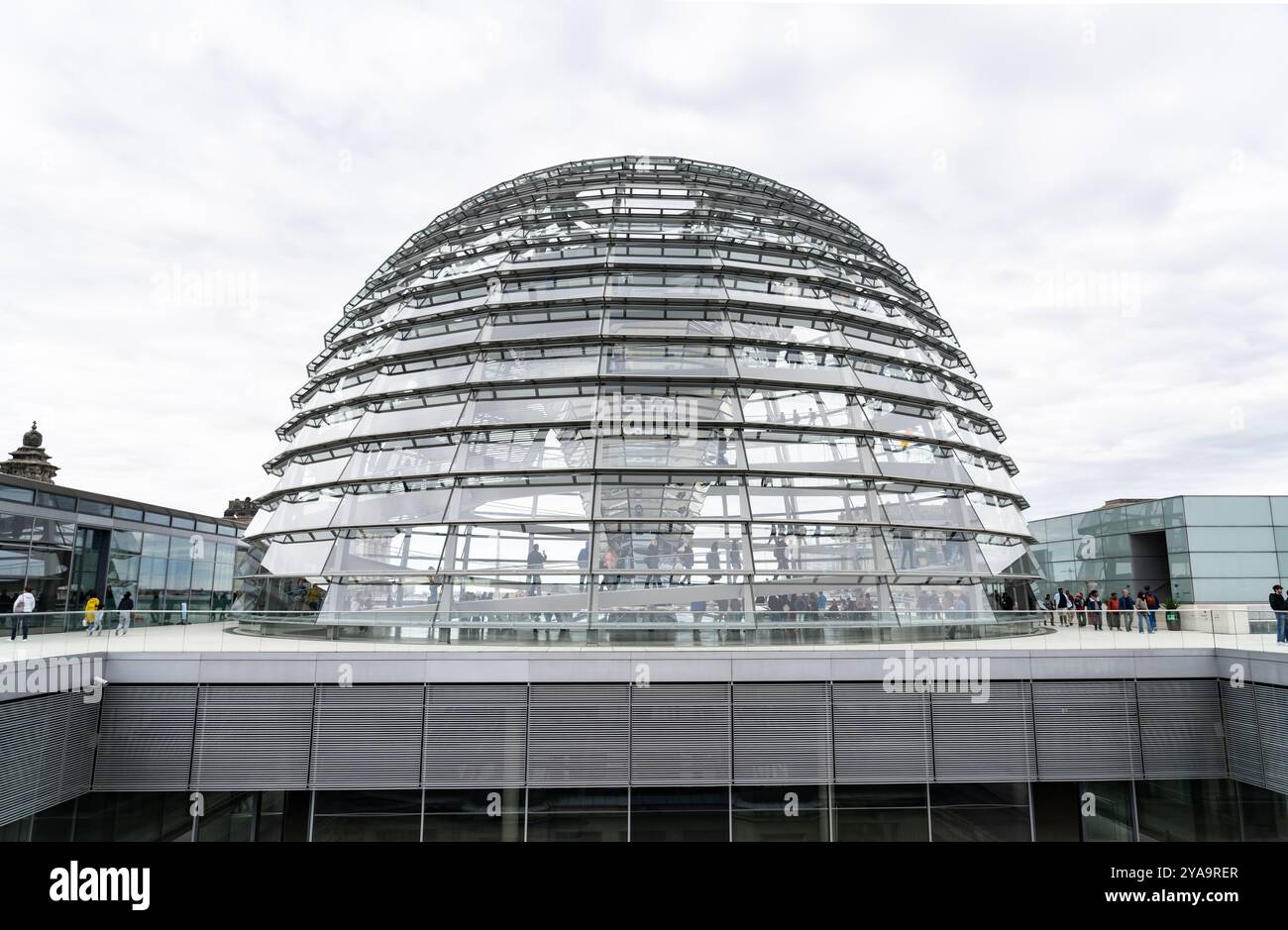 Reichstagskuppel – ist eine Glaskuppel, die auf einem überdachten, wiederaufgebauten Reichstagsgebäude in Berlin errichtet wurde. Sitz des Bundestages. Stockfoto