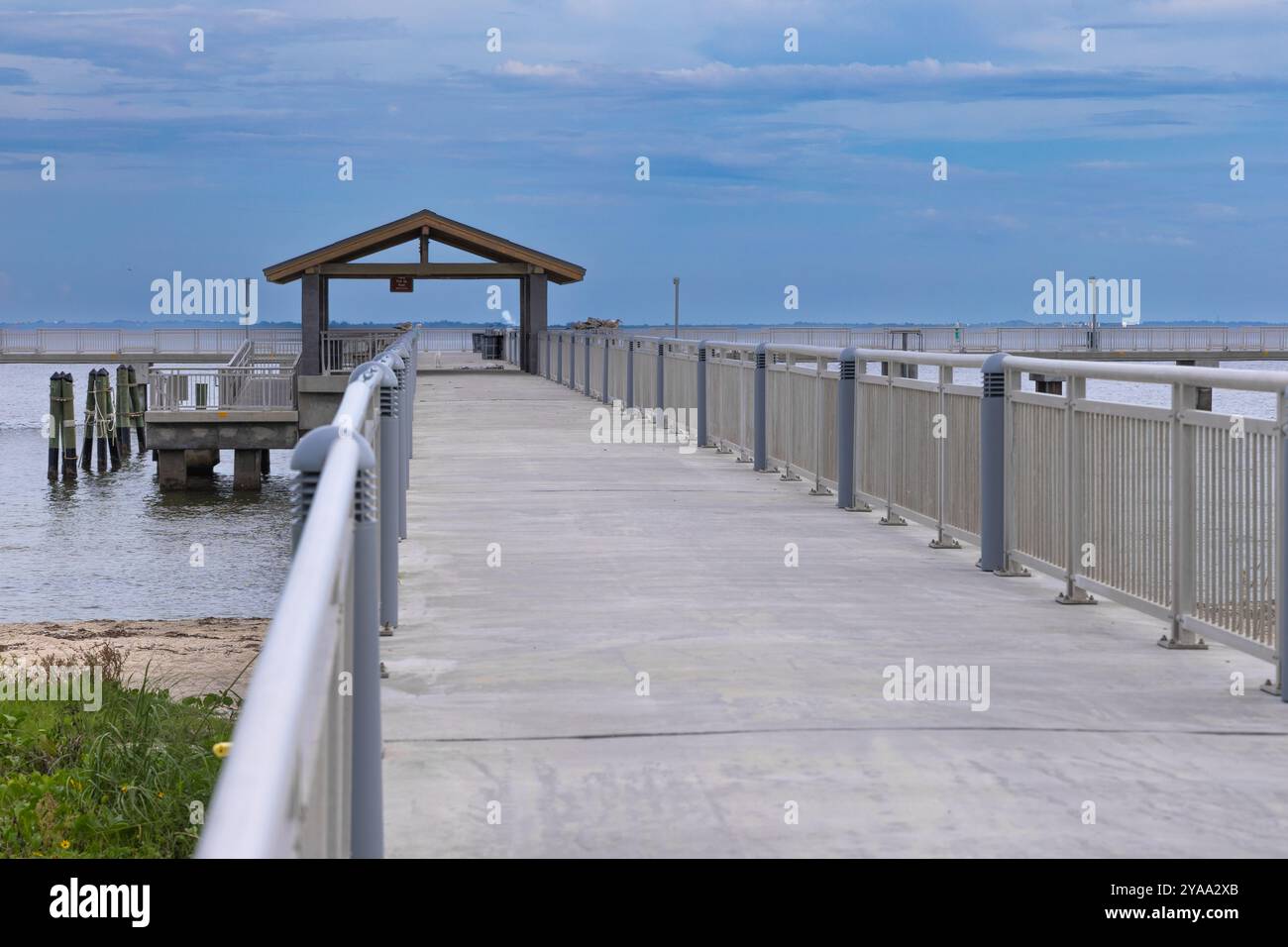 Der Angelpier im Fort DeSoto Park St. Petersburg Tampa Florida USA. Der Angelpier erstreckt sich bis zum blauen Himmel mit hellen Wolken am Fort DeSoto Par Stockfoto