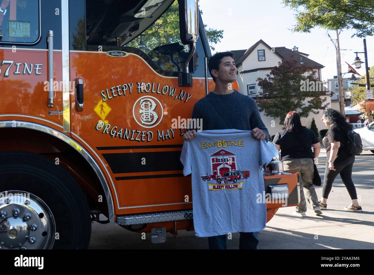 Sleepy Hollow, New York, USA. Oktober 2024. Ein Besucher steht am 12. Oktober 2024 in New York vor einem Feuerwehrfahrzeug der Sleepy Hollow Fire Department. Sleepy Hollow, Schauplatz der berühmten Kurzgeschichte von Washington Irving, ist berühmt für seine Straßenmesse im Oktober, seine festliche Dekoration und andere lebhafte Halloween-Feiern und erwartet einen Zustrom von Touristen über Halloween. (Kreditbild: © Bryan Smith/ZUMA Press Wire) NUR REDAKTIONELLE VERWENDUNG! Nicht für kommerzielle ZWECKE! Stockfoto