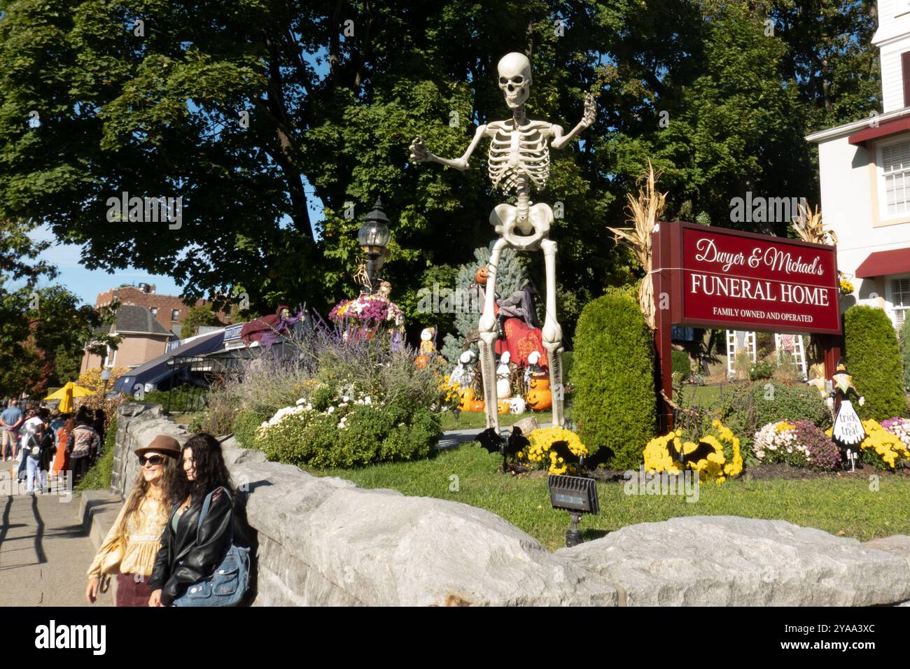 Sleepy Hollow, New York, USA. Oktober 2024. Halloween-Dekorationen in einem Trauerheim in Sleepy Hollow am 12. Oktober 2024 in New York. Sleepy Hollow, Schauplatz der berühmten Kurzgeschichte von Washington Irving, ist berühmt für seine Straßenmesse im Oktober, seine festliche Dekoration und andere lebhafte Halloween-Feiern und erwartet einen Zustrom von Touristen über Halloween. (Kreditbild: © Bryan Smith/ZUMA Press Wire) NUR REDAKTIONELLE VERWENDUNG! Nicht für kommerzielle ZWECKE! Stockfoto