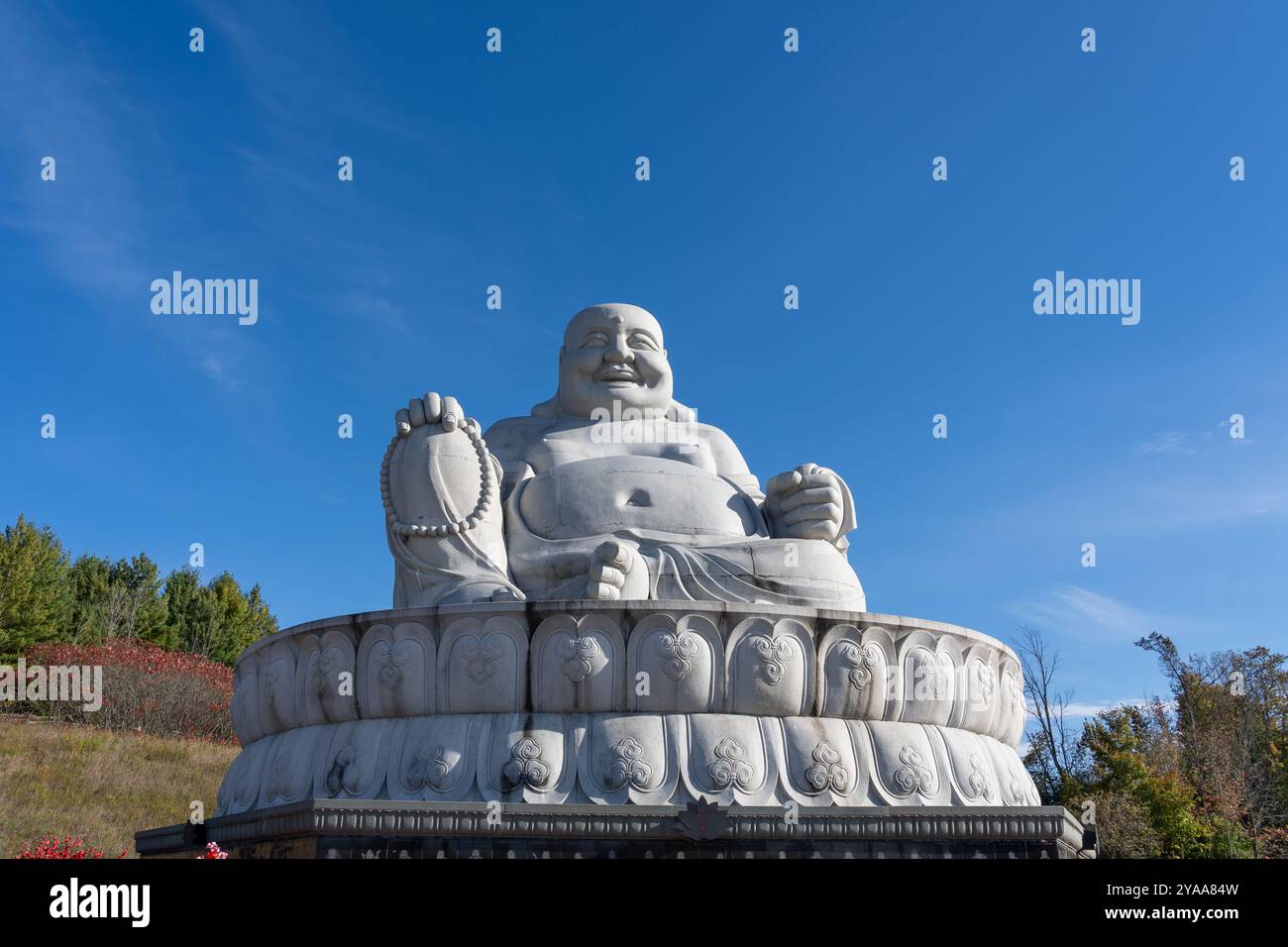 Maitreya Buddha (glücklicher Buddha) Statue im Wutai Shan Buddhistischen Garten. Peterborough, Ontario, Kanada. Stockfoto