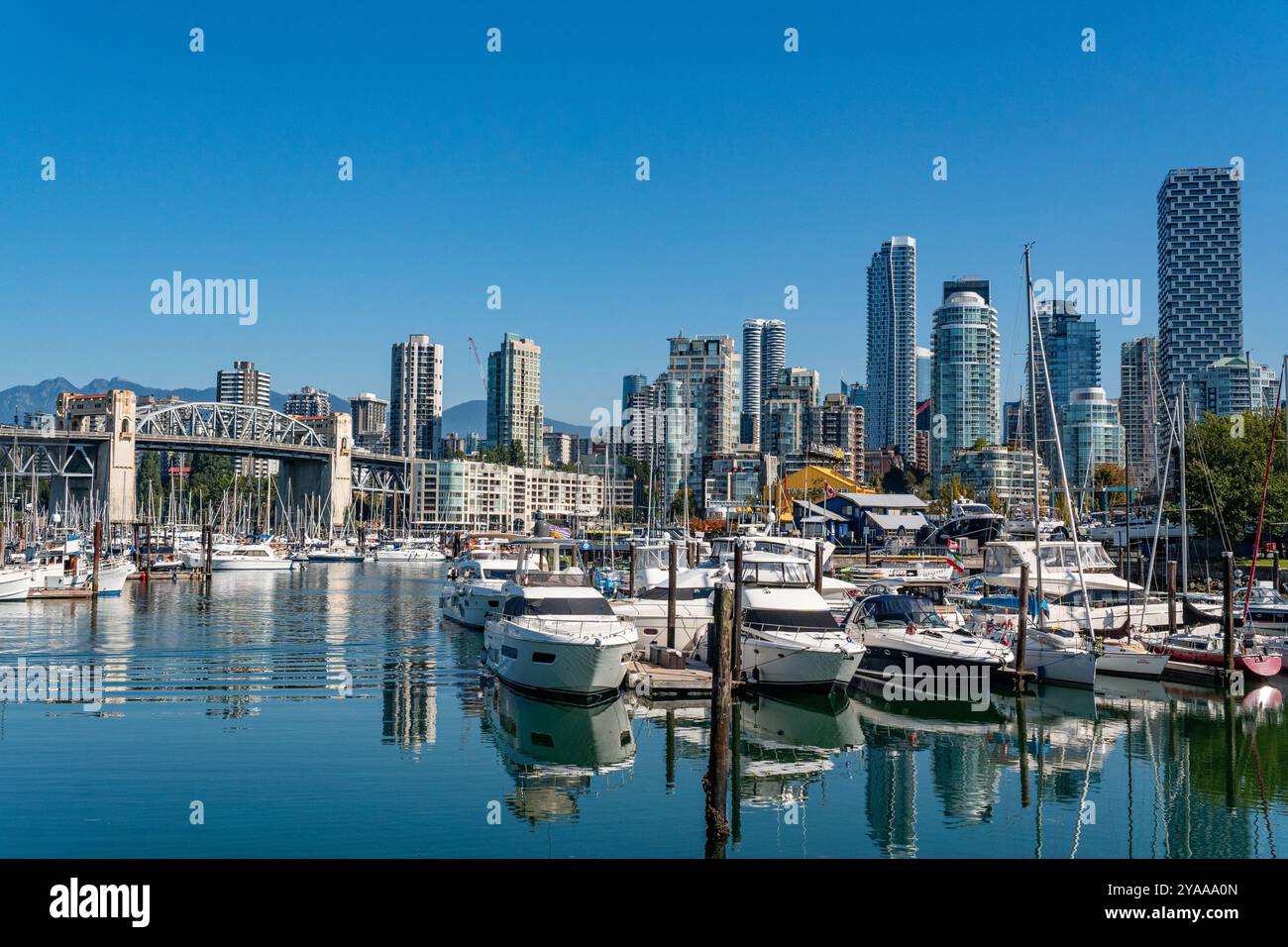 Vancouver, BC, Kanada – 4. September 2024: Blick auf die Skyline der Innenstadt von Granville Island an einem sonnigen Tag mit hellblauem Himmel. Stockfoto