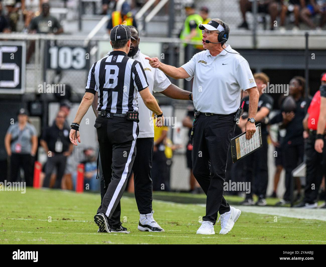 Orlando, FL, USA. Oktober 2024. Guz Malzahn, Cheftrainer der UCF Knights, hinterfragt einen Strafstoß während des NCAA-Fußballspiels zwischen den Cincinnati Bearcats und den UCF Knights im FBC Mortgage Stadium in Orlando, FL. Romeo T Guzman/CSM (Kreditbild: © Romeo Guzman/Cal Sport Media). Quelle: csm/Alamy Live News Stockfoto