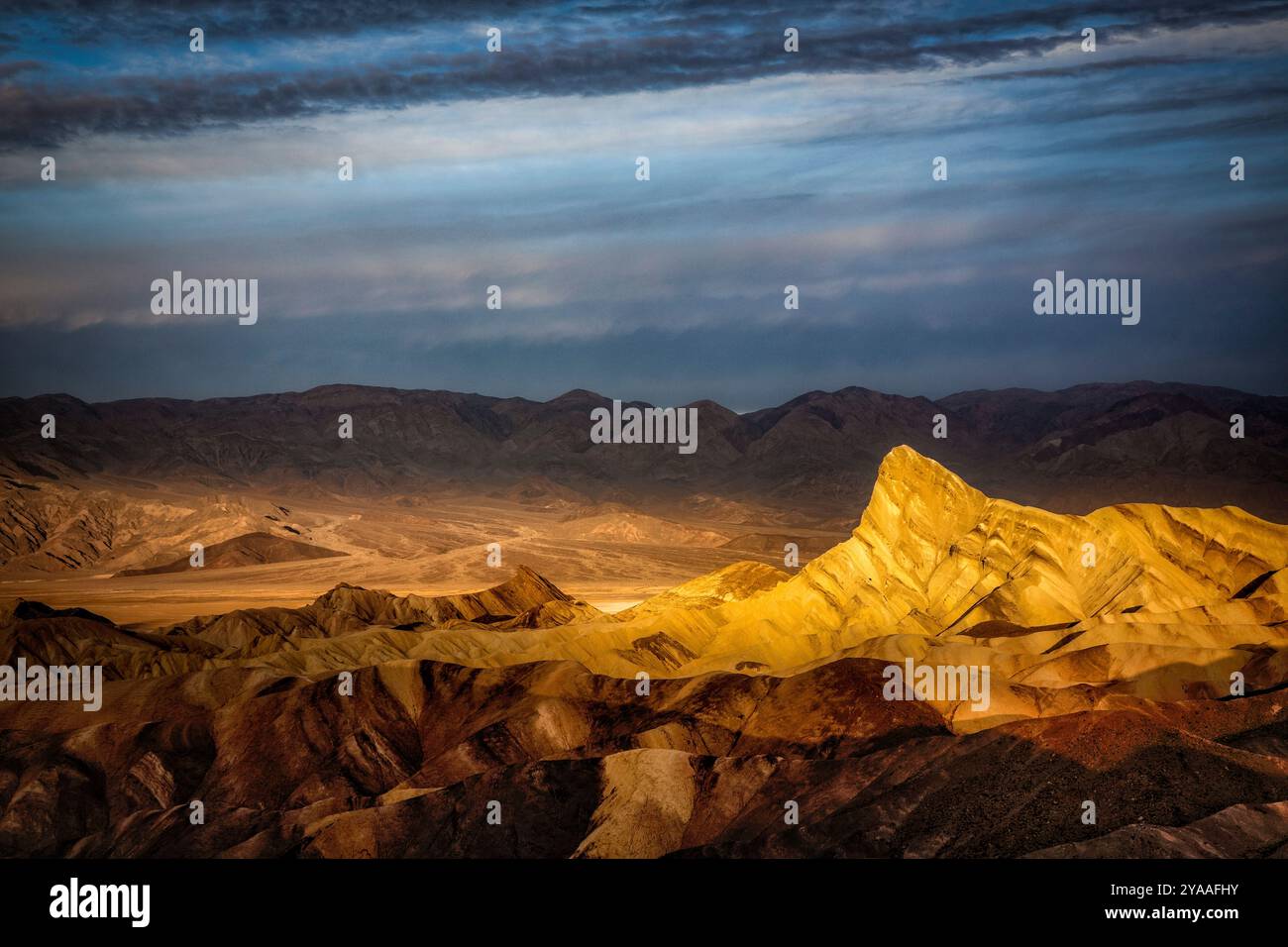 Die frühe Sonne erstrahlt auf Manly's Beacon am Zabriskie Point im Death Valley National Park Kalifornien. Stockfoto