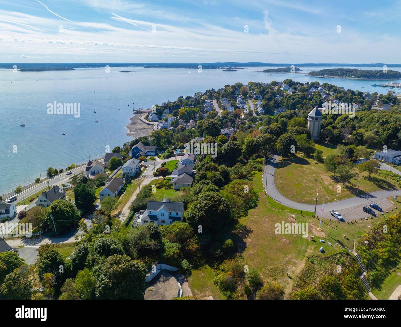 Hull Village aus der Vogelperspektive mit dem Fort Revere Water Tower auf dem Telegraph Hill in Hingham Bay im Boston Harbor, ist die Halbinsel Teil von Hull, Massachusetts Stockfoto