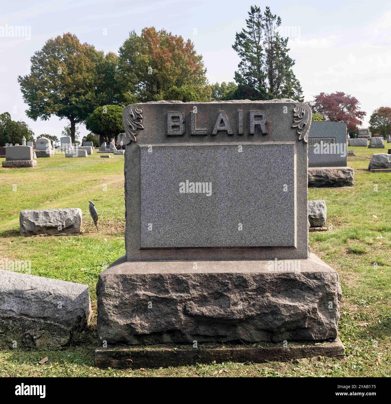 Evans City, Pennsylvania, USA 12. Oktober 2024. 1968 drehte der Filmemacher George Romero den mittlerweile klassischen Horror-Science-fiction Film, Night of the Living Dead, teilweise in der kleinen Stadt Evans City, Pennsylvania. Er hat sich über die Jahrzehnte zu einem der einflussreichsten Horrorfilme aller Zeiten entwickelt. Im Bild: Evans City Cemetery, ein Grabmarker, der im Film hervortritt. (Kreditbild: © Brian Cahn/ZUMA Press Wire) NUR REDAKTIONELLE VERWENDUNG! Nicht für kommerzielle ZWECKE! Stockfoto