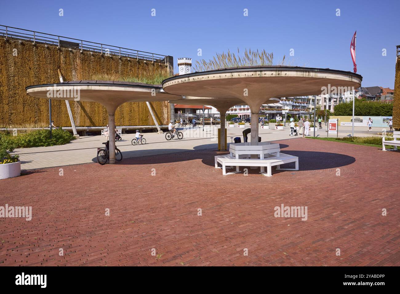 Sitzbereiche mit Sonnenschirmen und Graduierungsturm im Park Bad Salzuflen, Stadtteil Lippe, Nordrhein-Westfalen, Deutschland, Europa Stockfoto