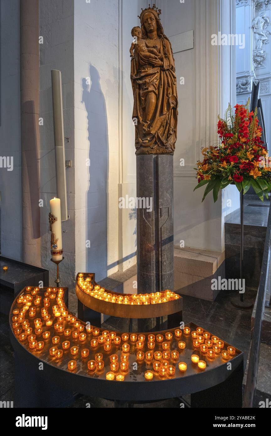 Marienskulptur vor Opferkerzen, Kilianskathedrale Würzburg, Unterfranken, Bayern, Deutschland, Europa Stockfoto