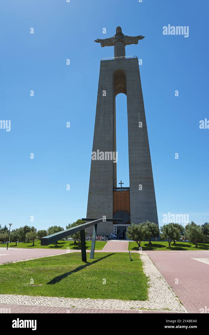 Große Statue Christi auf einem Denkmal mit blauem Himmel und grünem Rasen, Statue Cristo Rei, Almada, Lissabon, Lisboa, Portugal, Europa Stockfoto