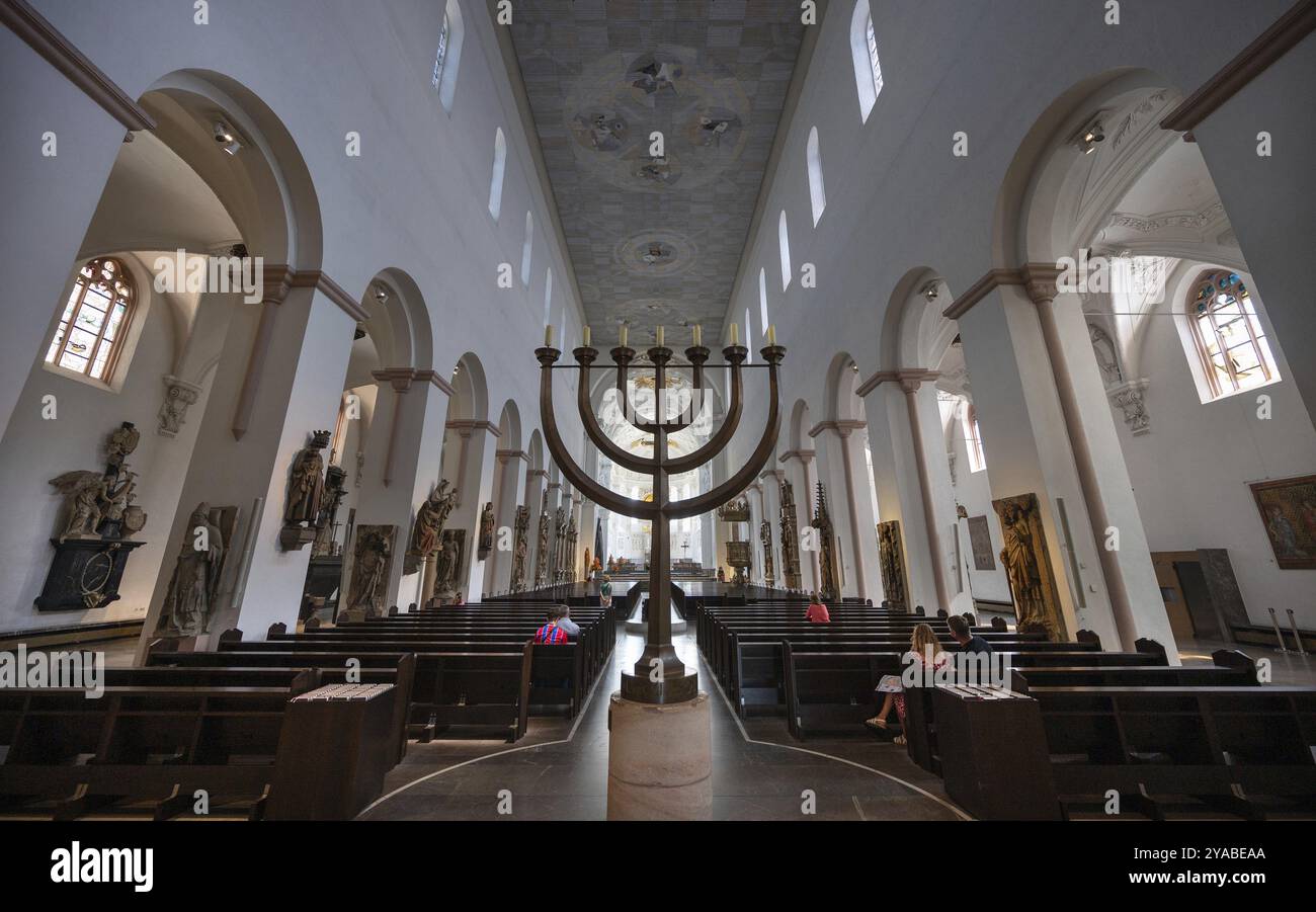 Innenraum des St. Kilianskathedoms, Menora im Mittelschiff des Doms, geschaffen von Andreas Moritz, 1981, Würzburg, Niederfranken, Bayern Stockfoto