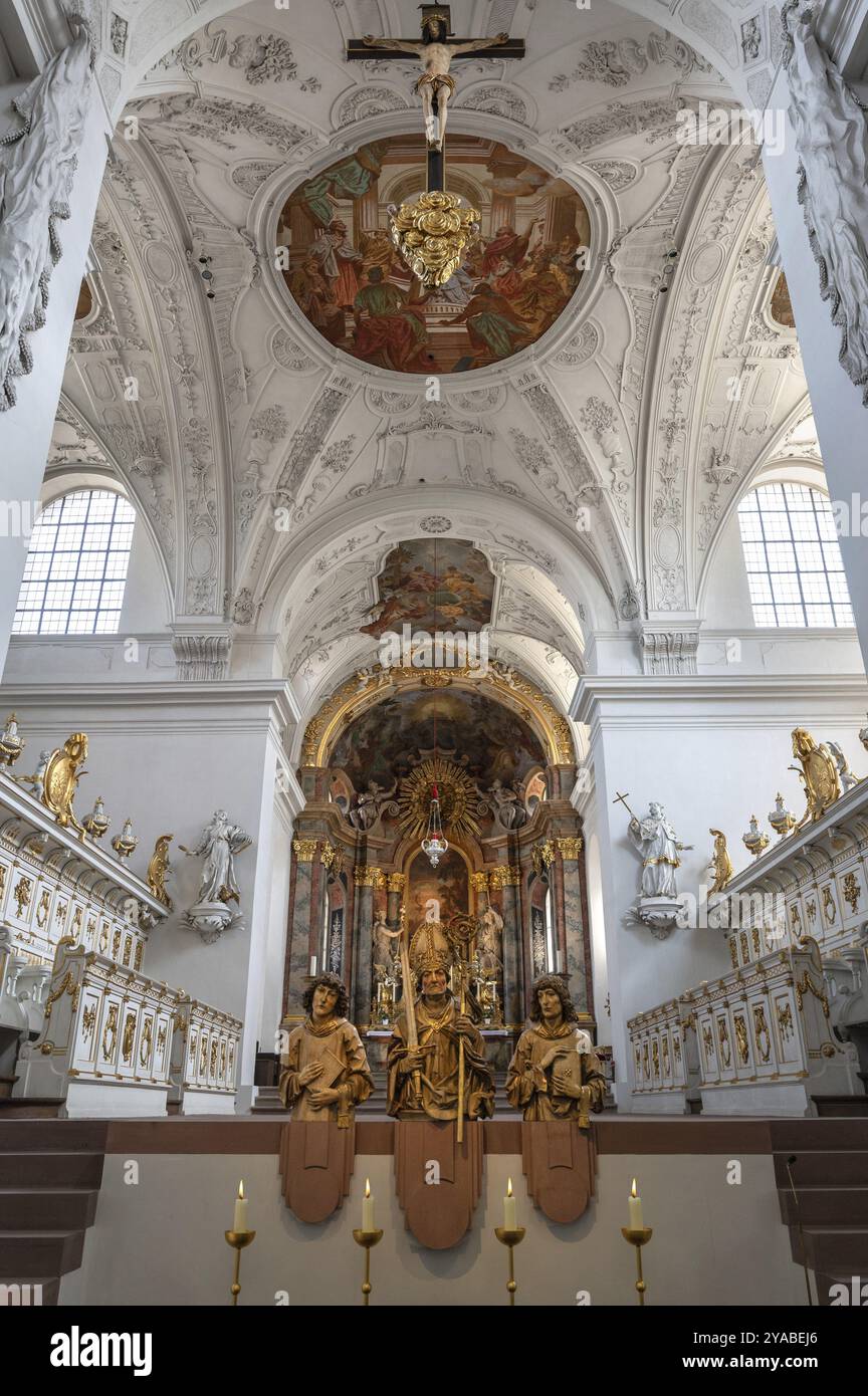 Blick auf den Chor, vor Statuen von Bischof Kilian, Zentrum, mit Kolonat und Totnan im St. Kilian-Dom, Detail, Würzburg, Unterfranken Stockfoto