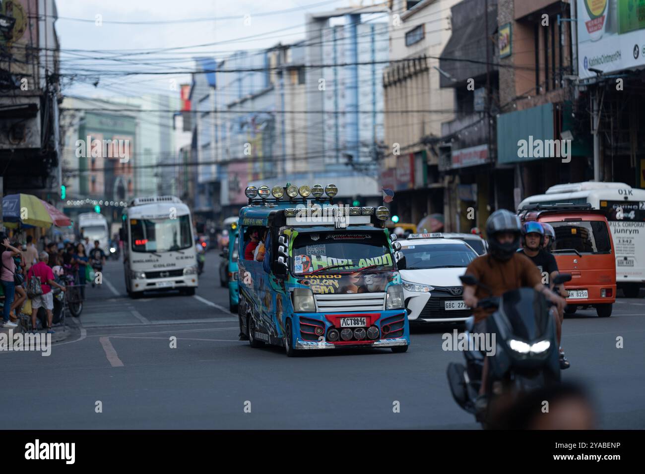 Die Colon Street in Cebu City ist die älteste Straße der Philippinen mit Leben und Geschichte. Es ist ein pulsierendes Zentrum des Handels, gesäumt von Geschäften, e Stockfoto