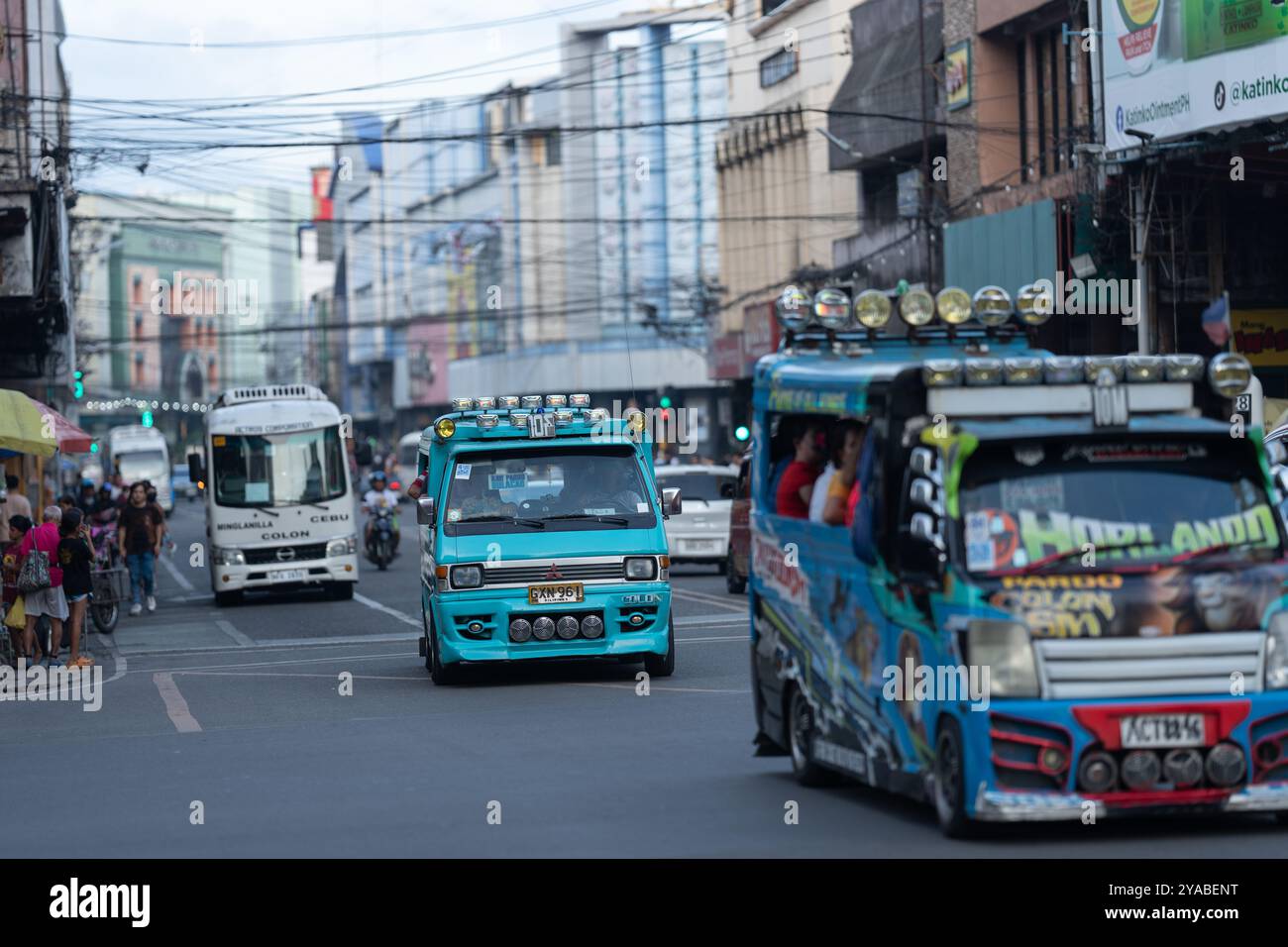 Der Verkehr fließt stetig entlang der Colon Street in Cebu City, der ältesten Straße des Landes. Jeepneys, Autos und Motorräder bewegen sich im Trubel Stockfoto