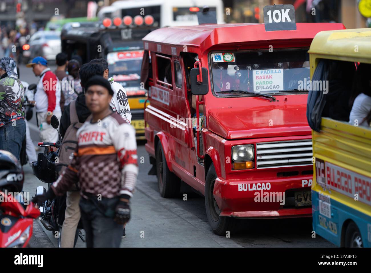 Jeepney Multicab-Fahrzeuge hielten in der Colon Street, Cerbu City, auf Passagiere. Stockfoto