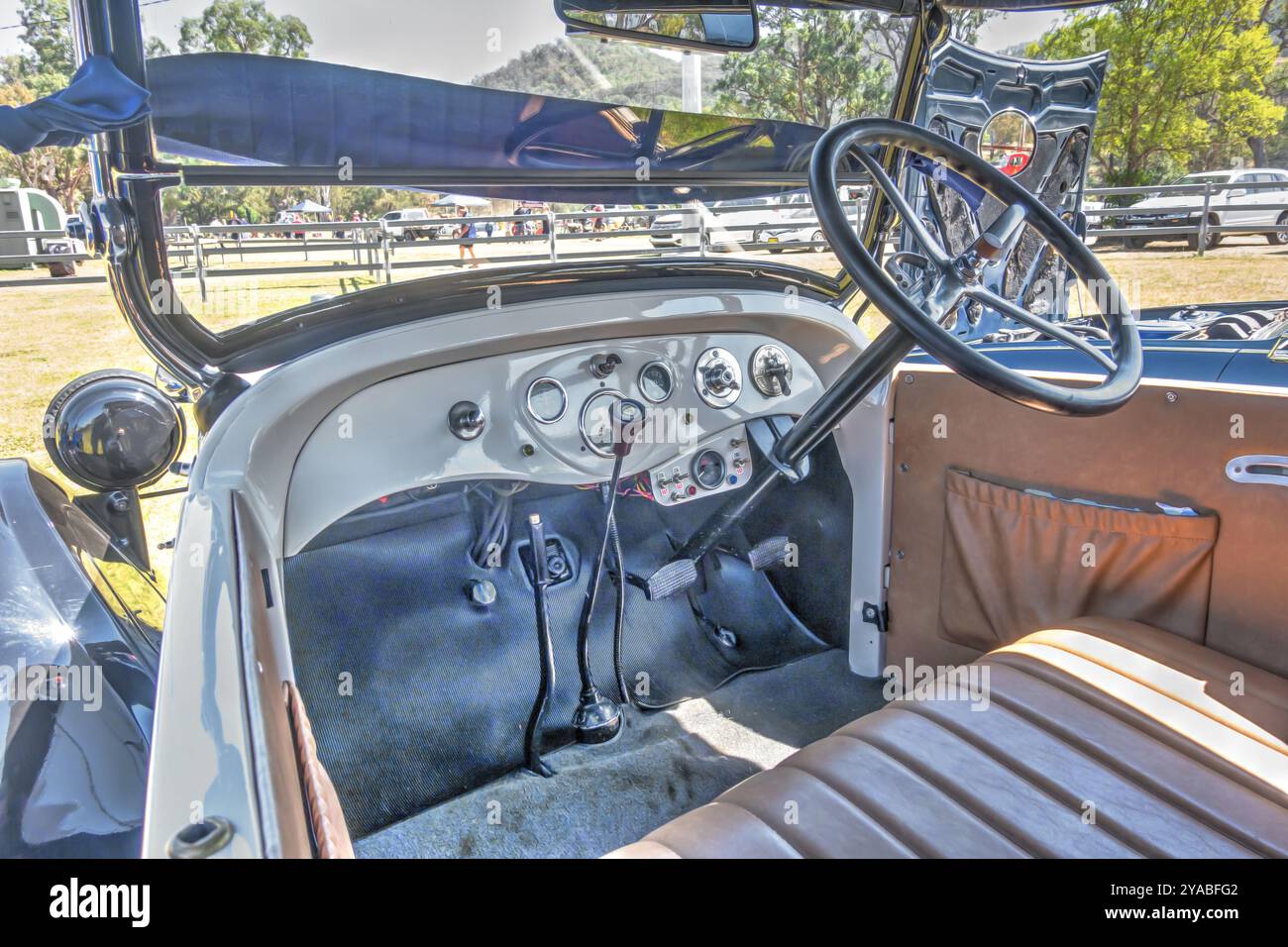 Instrumente, Schalter, Lenkrad, Schalthebel und Fußpedale eines Dodge Tourer C1927. Stockfoto