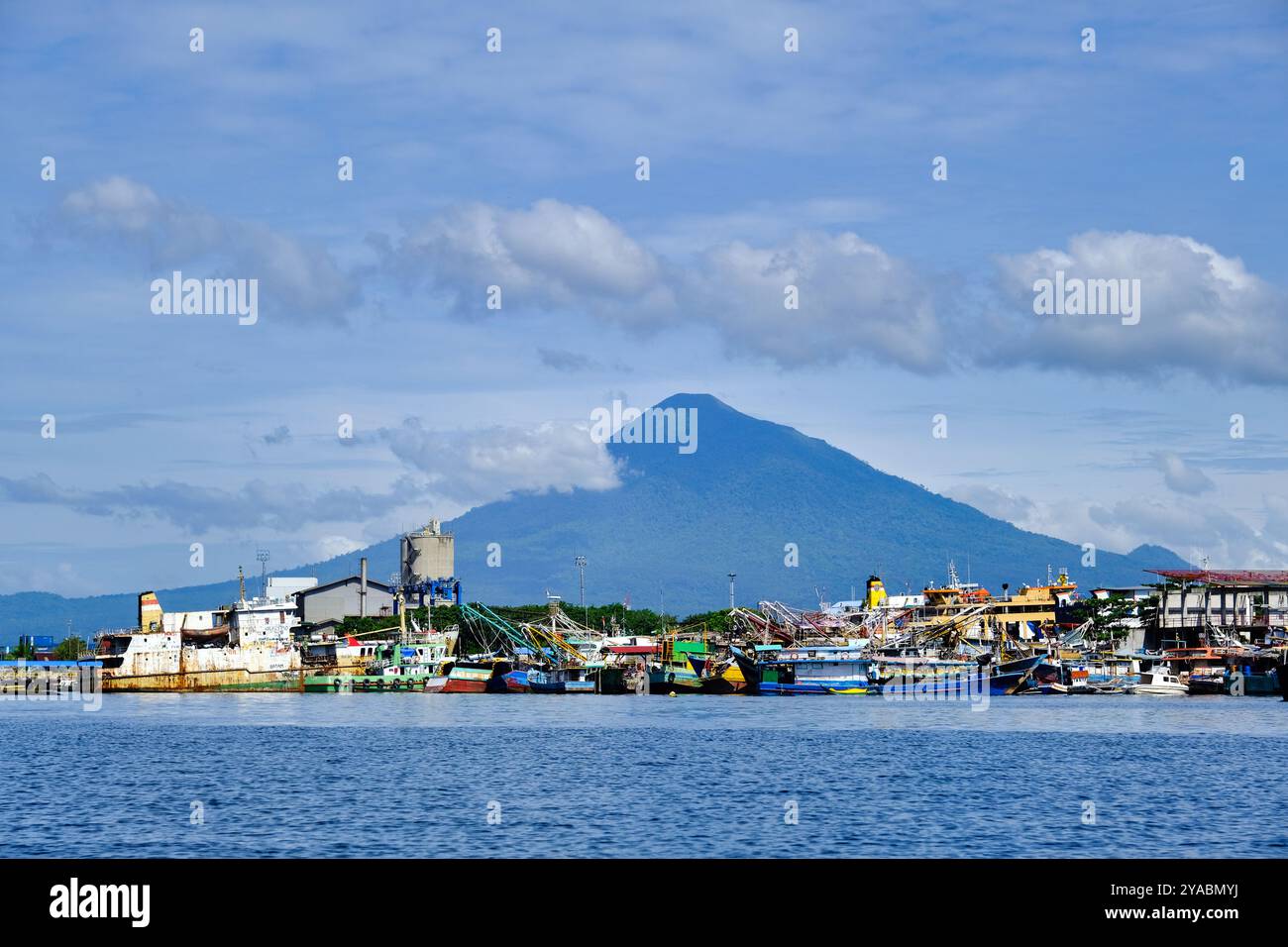 Indonesien Bitung - Blick auf den Hafen von Bitung Stockfoto