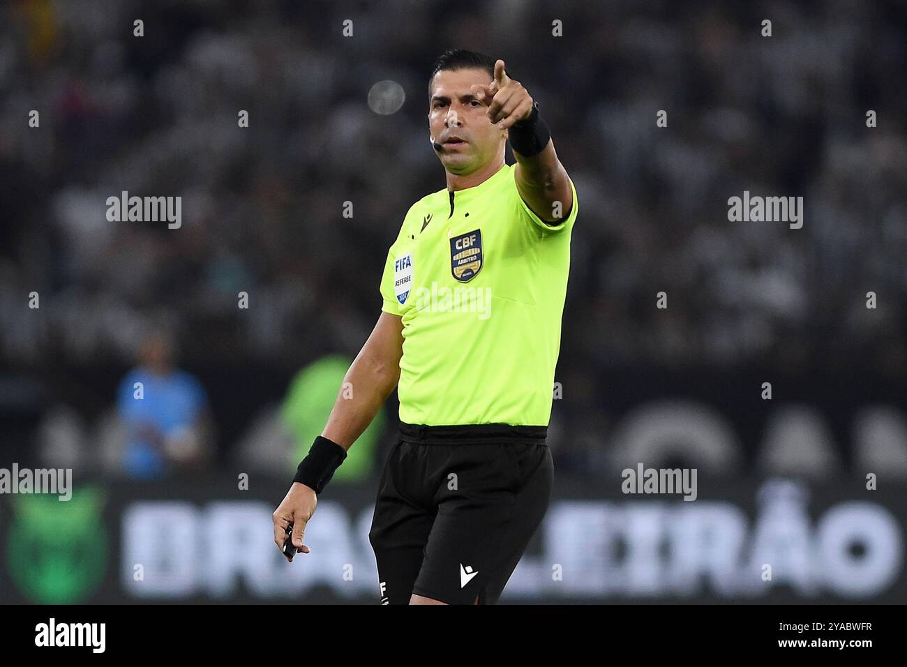 Rio de Janeiro, Brasilien, 18. August 2024. Fußballschiedsrichter während des Spiels zwischen Botafogo x Flamengo für die brasilianische Meisterschaft 2024 in der Ni Stockfoto