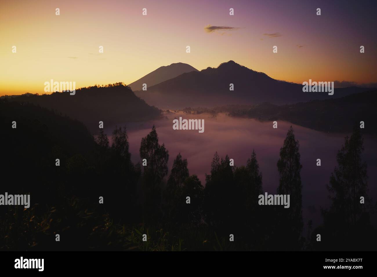 Erleben Sie den majestätischen Sonnenaufgang über den Berggipfeln und Nebeltälern in Indonesien Stockfoto