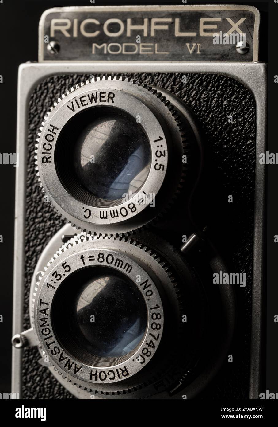 Bangkok, Thailand - 17. September 2024 - Nahaufnahme einer alten Mittelformat-Filmkamera mit zwei Objektiven oder einer Vintage-Spiegelreflexkamera mit zwei Objektiven. Eine Vorstellung von der alten Kamera Stockfoto