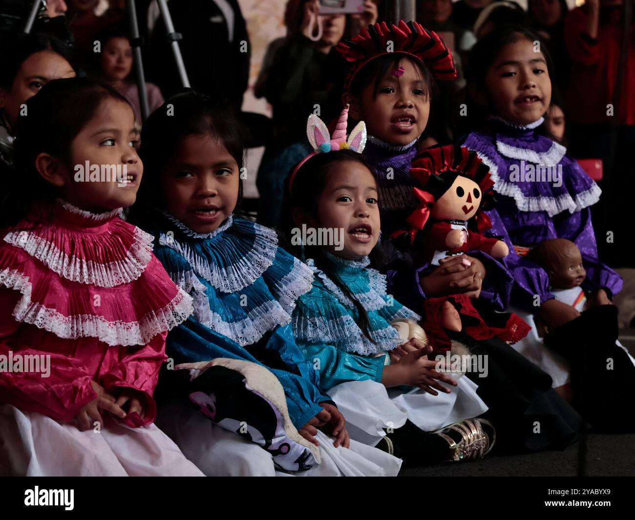 Mexiko-Stadt, Mexiko. Oktober 2024. Die Otomi-Gemeinschaft, die in CDMX lebt, feiert 528 Jahre Widerstand der Ureinwohner gegen Kolonialismus, Landenteignung und die falsche Feier des „Columbus Day“. Oktober 2024. Sie feierten auch vier Jahre seit der Übernahme des Nationalen Instituts für indigene Völker (INPI), was auf Unstimmigkeiten und Widersprüche seitens der Regierung zurückzuführen war, indem sie die indigenen Völker und ihre Bewohner nicht unterstützte und sich nicht um sie kümmerte. (Foto: Josue Perez/SIPA USA) Credit: SIPA USA/Alamy Live News Stockfoto