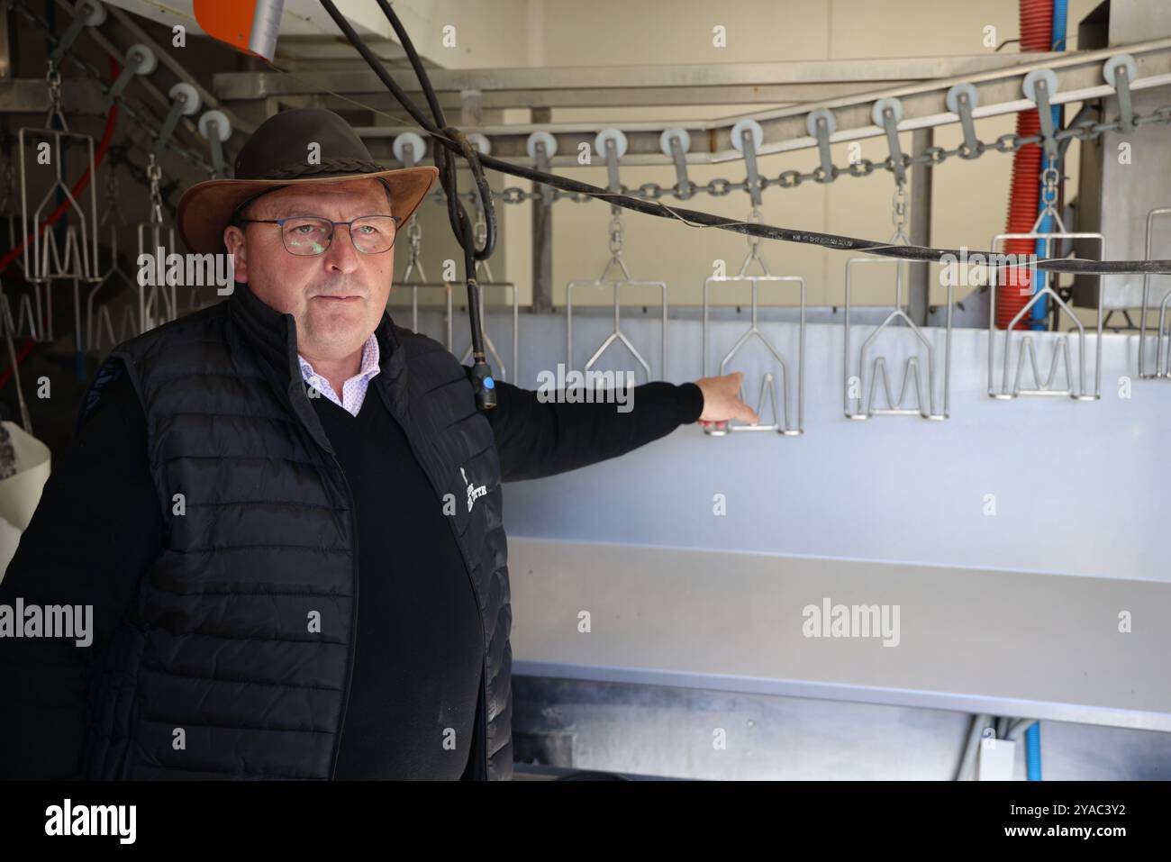 Geflügelhaltung auf dem Bauernhof und Gastronomie. Didier Cotte führt durch seine Werkstatt zum Schlachten und Zubereiten von Nutzgeflügel (Enten, Hühner, Gu Stockfoto