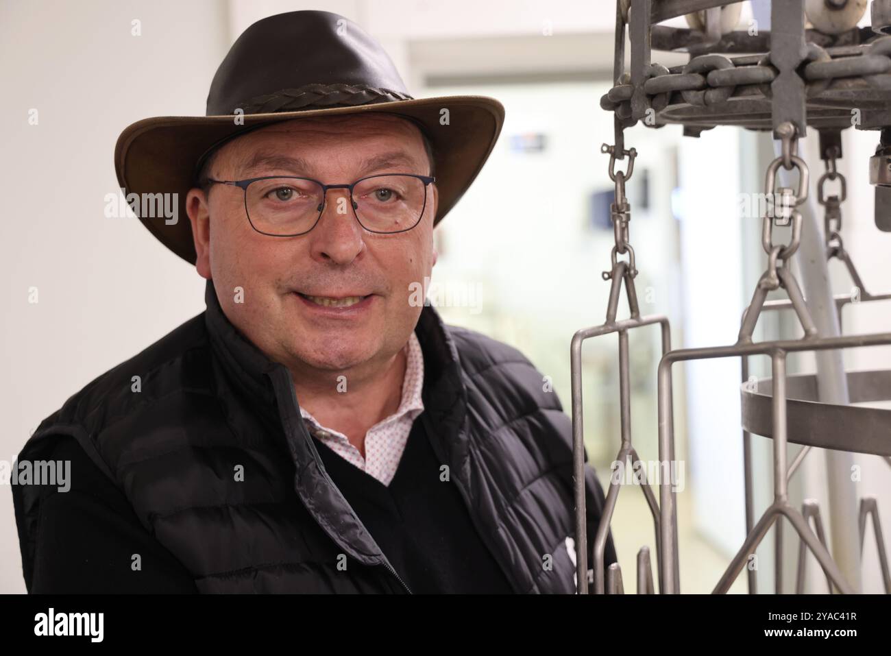 Geflügelhaltung auf dem Bauernhof und Gastronomie. Didier Cotte führt durch seine Werkstatt zum Schlachten und Zubereiten von Nutzgeflügel (Enten, Hühner, Gu Stockfoto