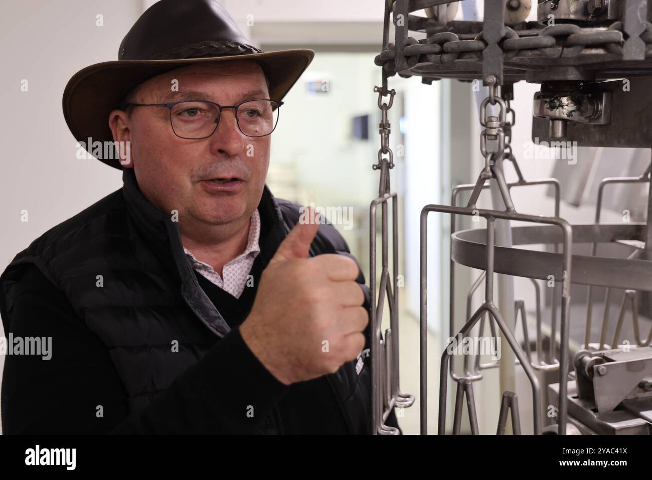 Geflügelhaltung auf dem Bauernhof und Gastronomie. Didier Cotte führt durch seine Werkstatt zum Schlachten und Zubereiten von Nutzgeflügel (Enten, Hühner, Gu Stockfoto