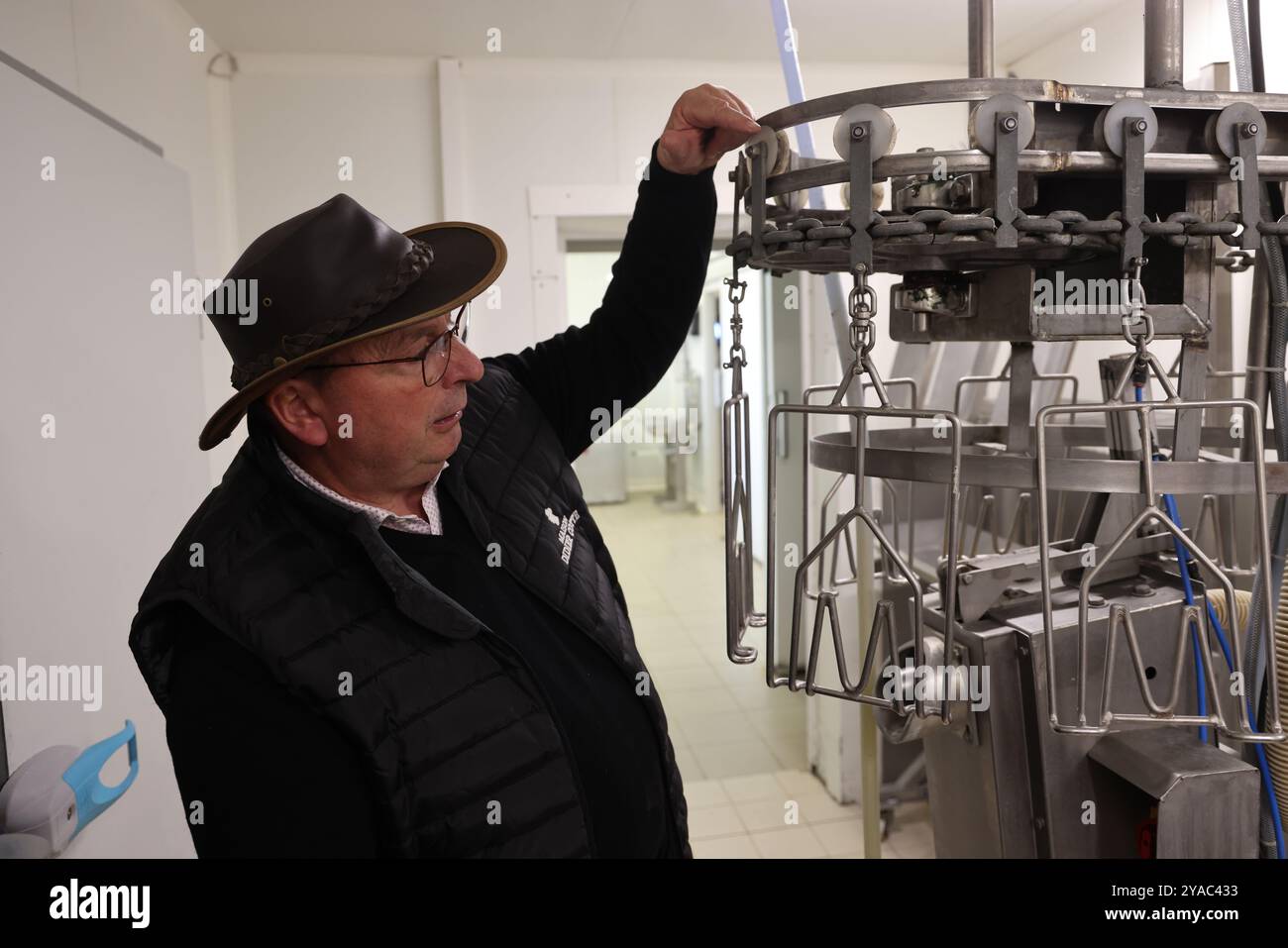 Geflügelhaltung auf dem Bauernhof und Gastronomie. Didier Cotte führt durch seine Werkstatt zum Schlachten und Zubereiten von Nutzgeflügel (Enten, Hühner, Gu Stockfoto