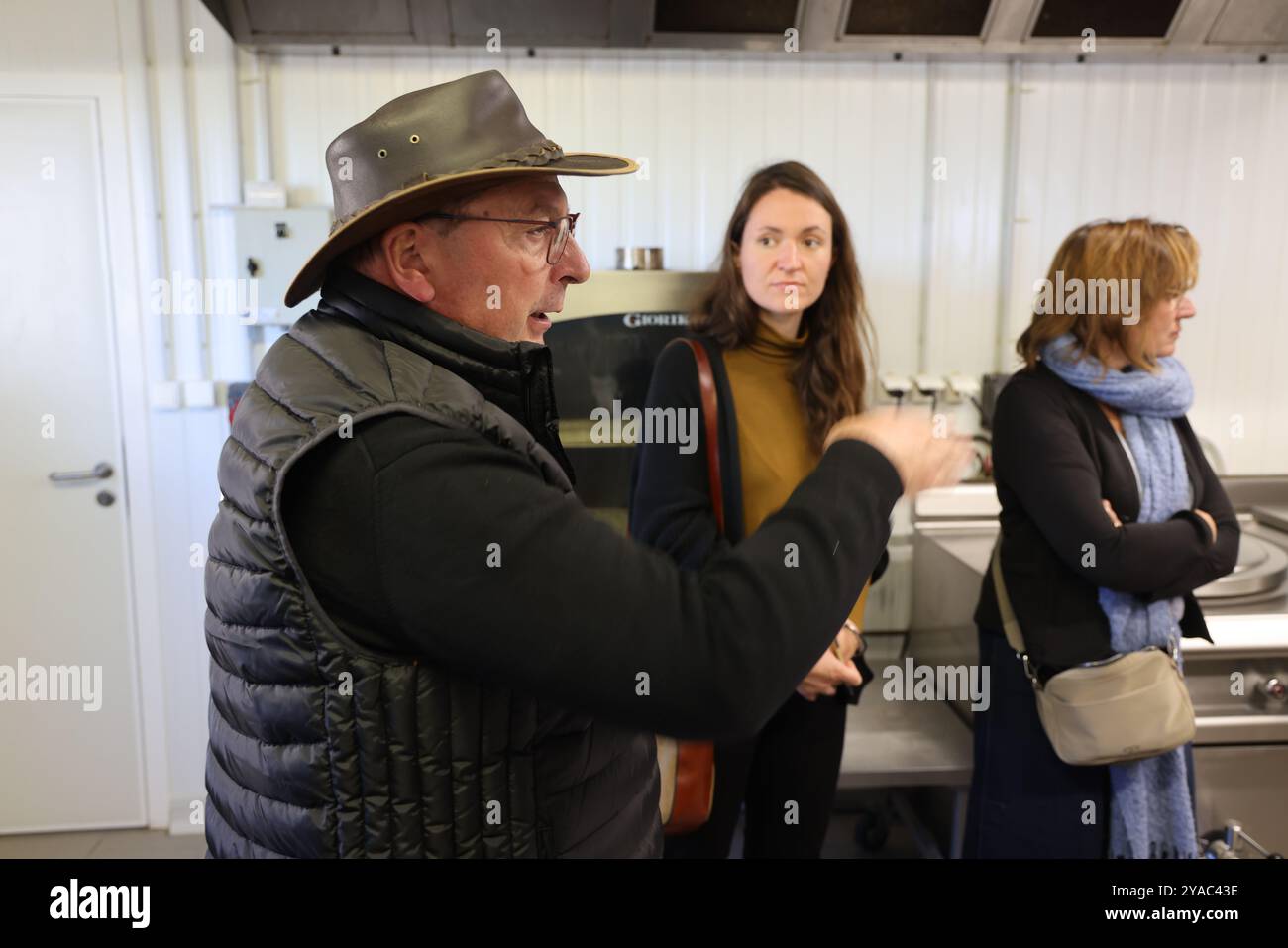 Geflügelhaltung auf dem Bauernhof und Gastronomie. Didier Cotte führt durch seine Werkstatt zum Schlachten und Zubereiten von Nutzgeflügel (Enten, Hühner, Gu Stockfoto