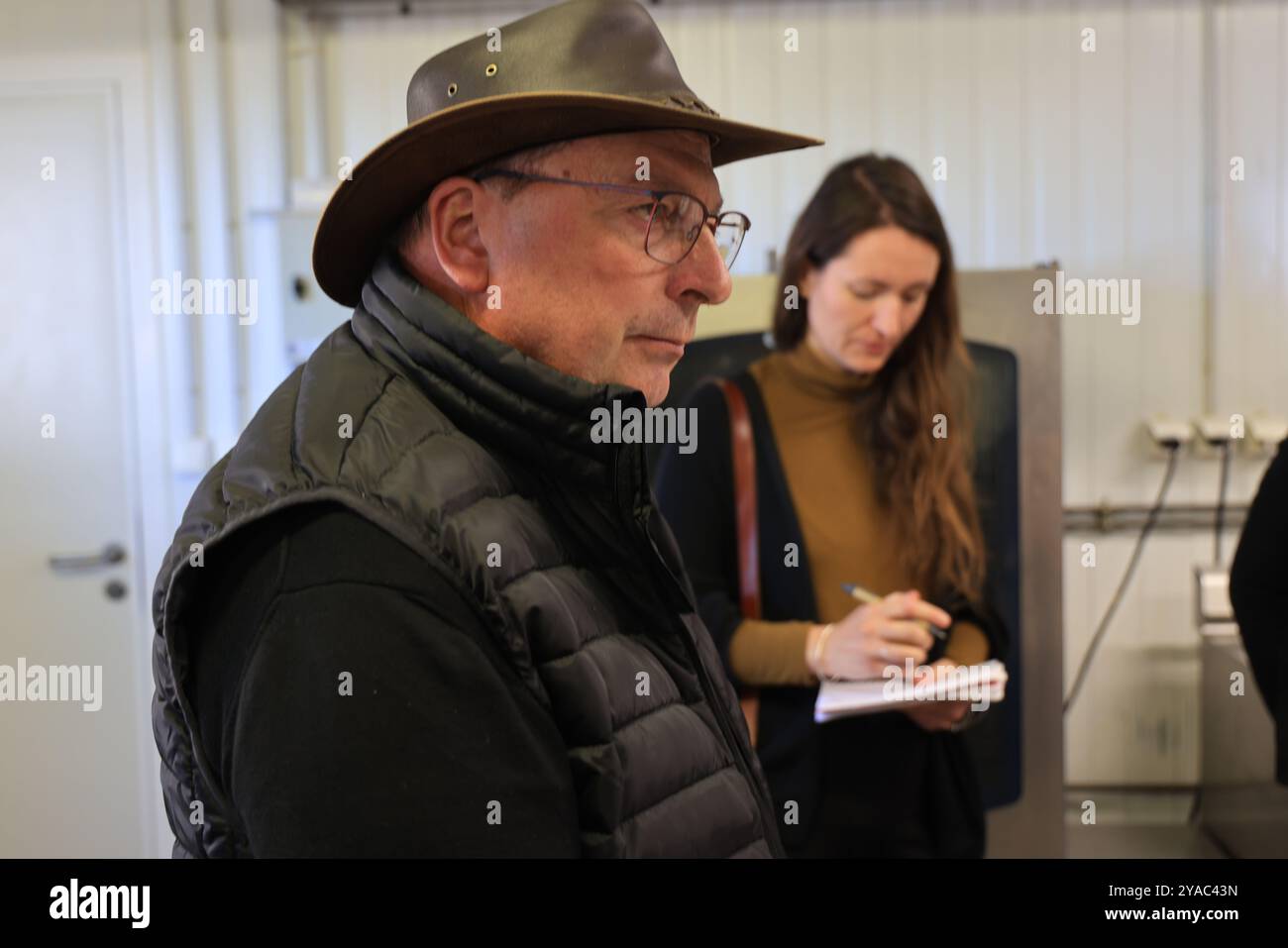 Geflügelhaltung auf dem Bauernhof und Gastronomie. Didier Cotte führt durch seine Werkstatt zum Schlachten und Zubereiten von Nutzgeflügel (Enten, Hühner, Gu Stockfoto