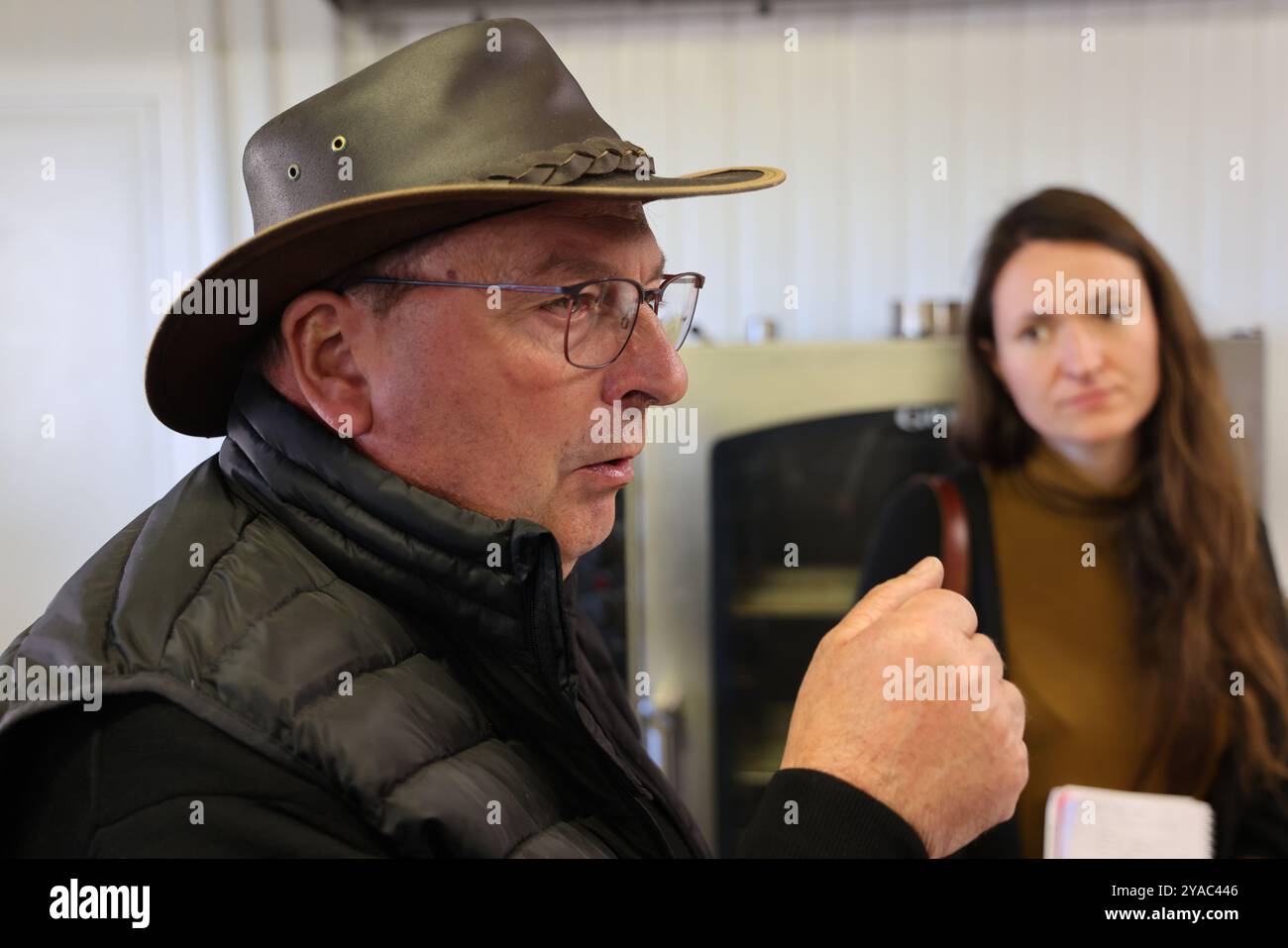 Geflügelhaltung auf dem Bauernhof und Gastronomie. Didier Cotte führt durch seine Werkstatt zum Schlachten und Zubereiten von Nutzgeflügel (Enten, Hühner, Gu Stockfoto