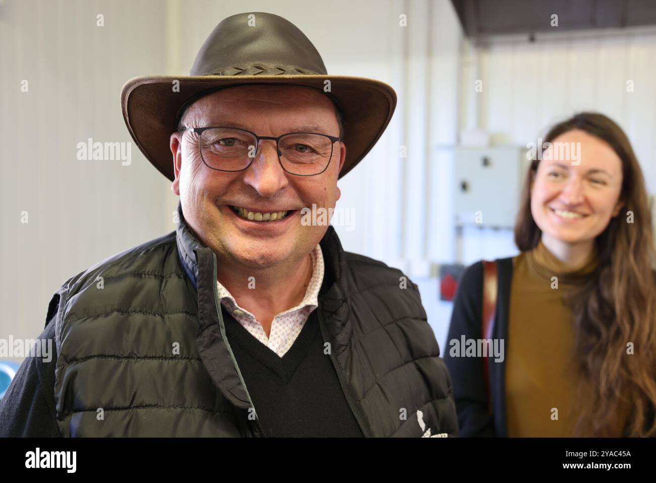 Geflügelhaltung auf dem Bauernhof und Gastronomie. Didier Cotte führt durch seine Werkstatt zum Schlachten und Zubereiten von Nutzgeflügel (Enten, Hühner, Gu Stockfoto